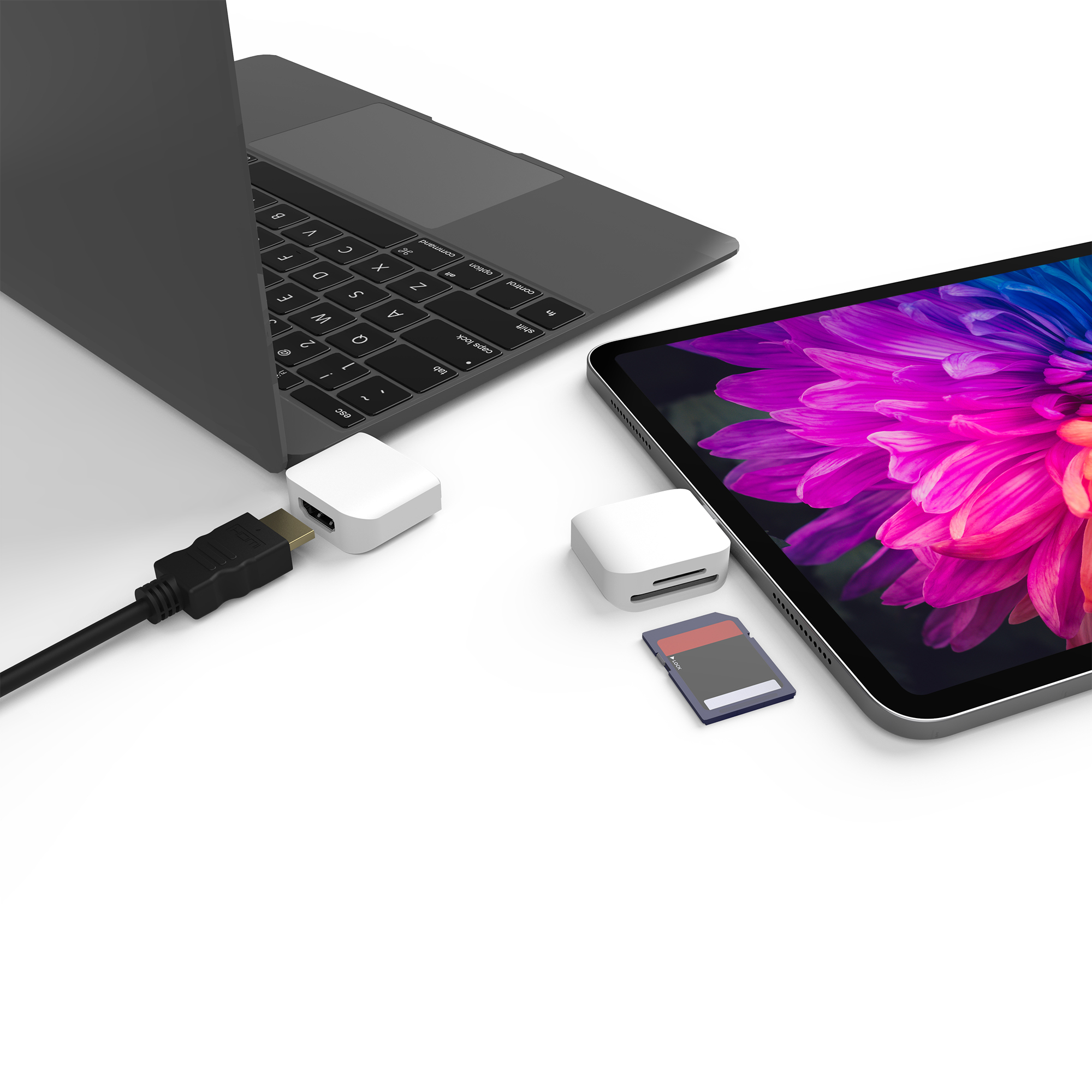 Laptop, Tablet und zwei Adapter: HDMI und SD-Karte.