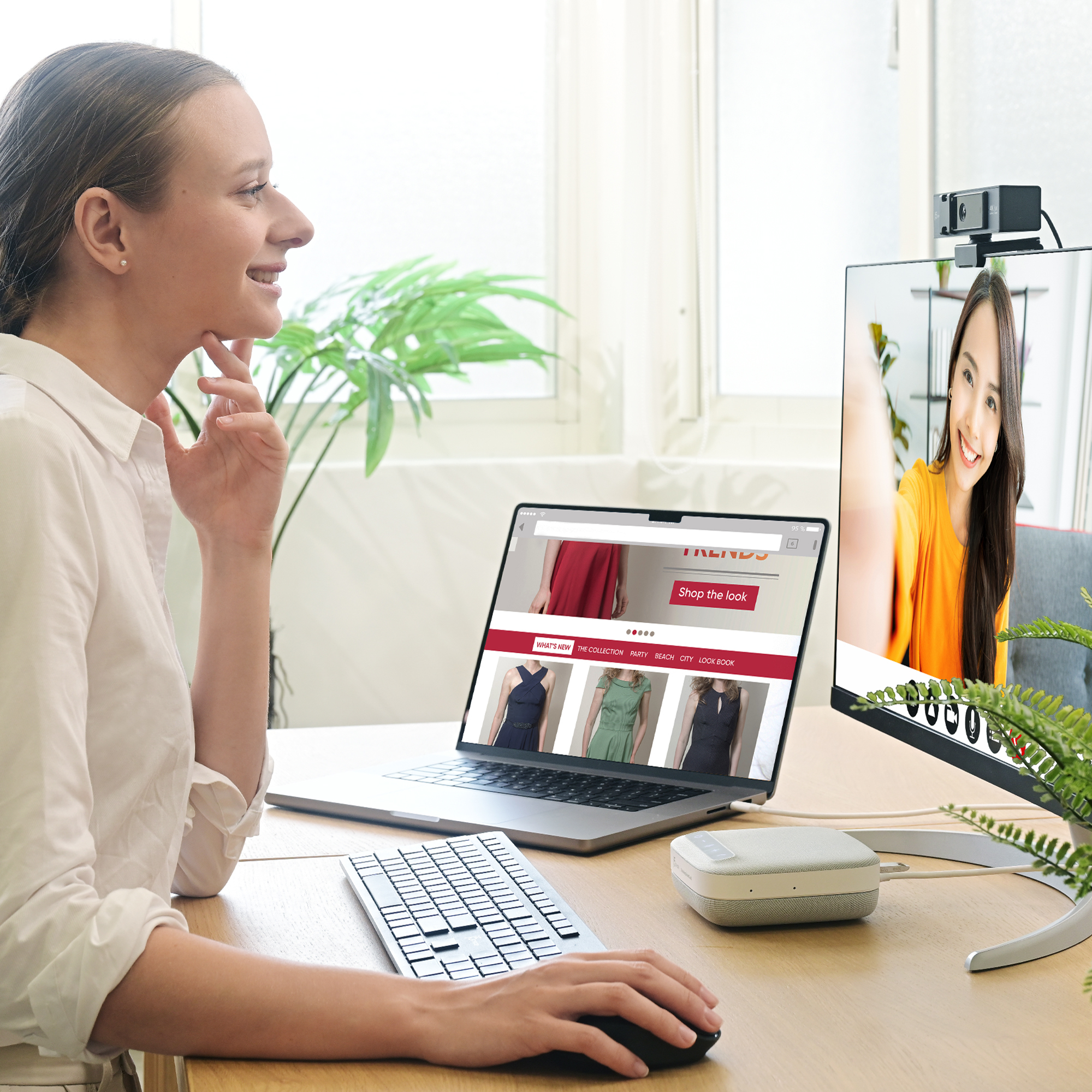 Frau im Videoanruf mit lächelnder Person auf einem Computermonitor.