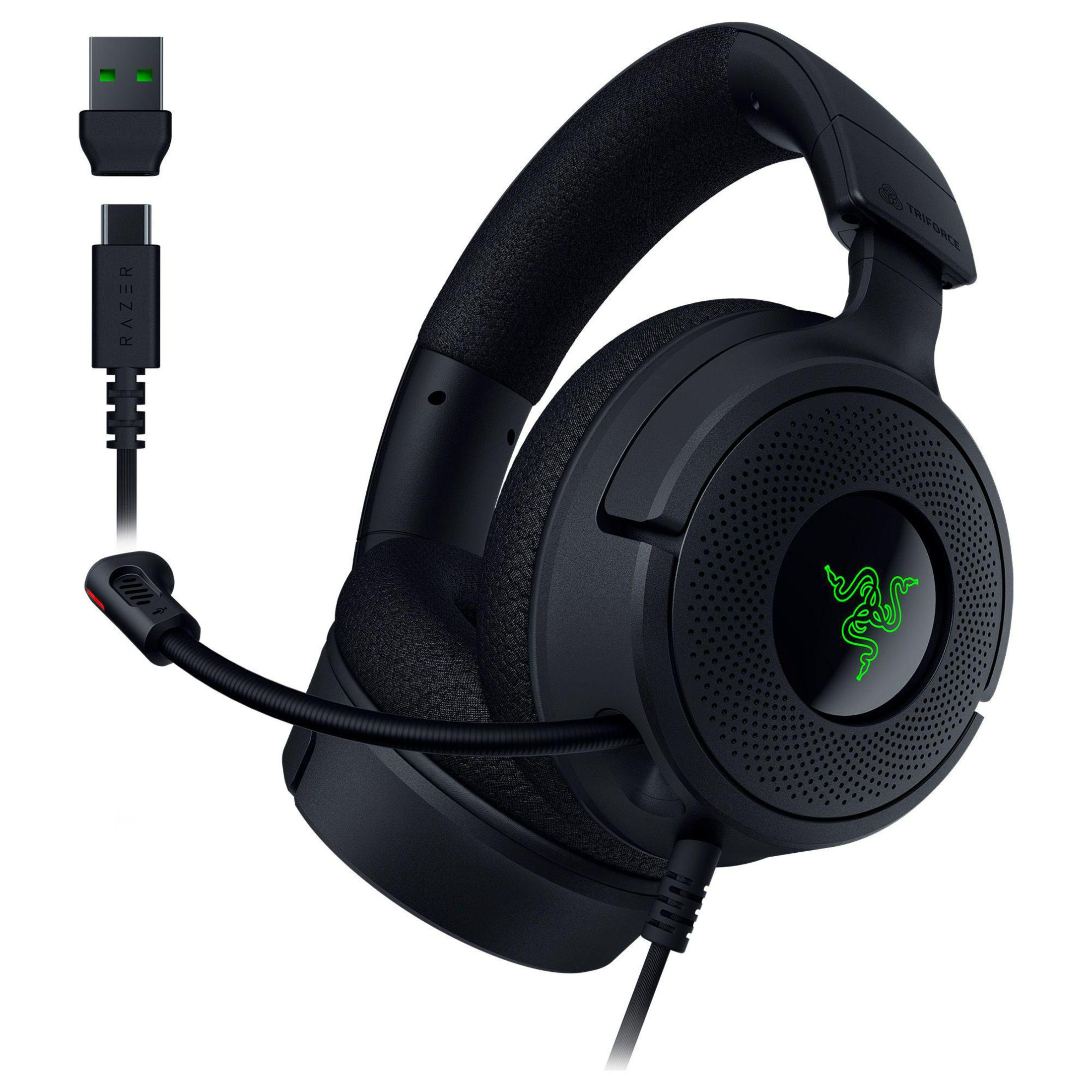 Schwarzes Gaming-Headset mit Mikrofon und USB-Kabel. Schwarzer Hintergrund.