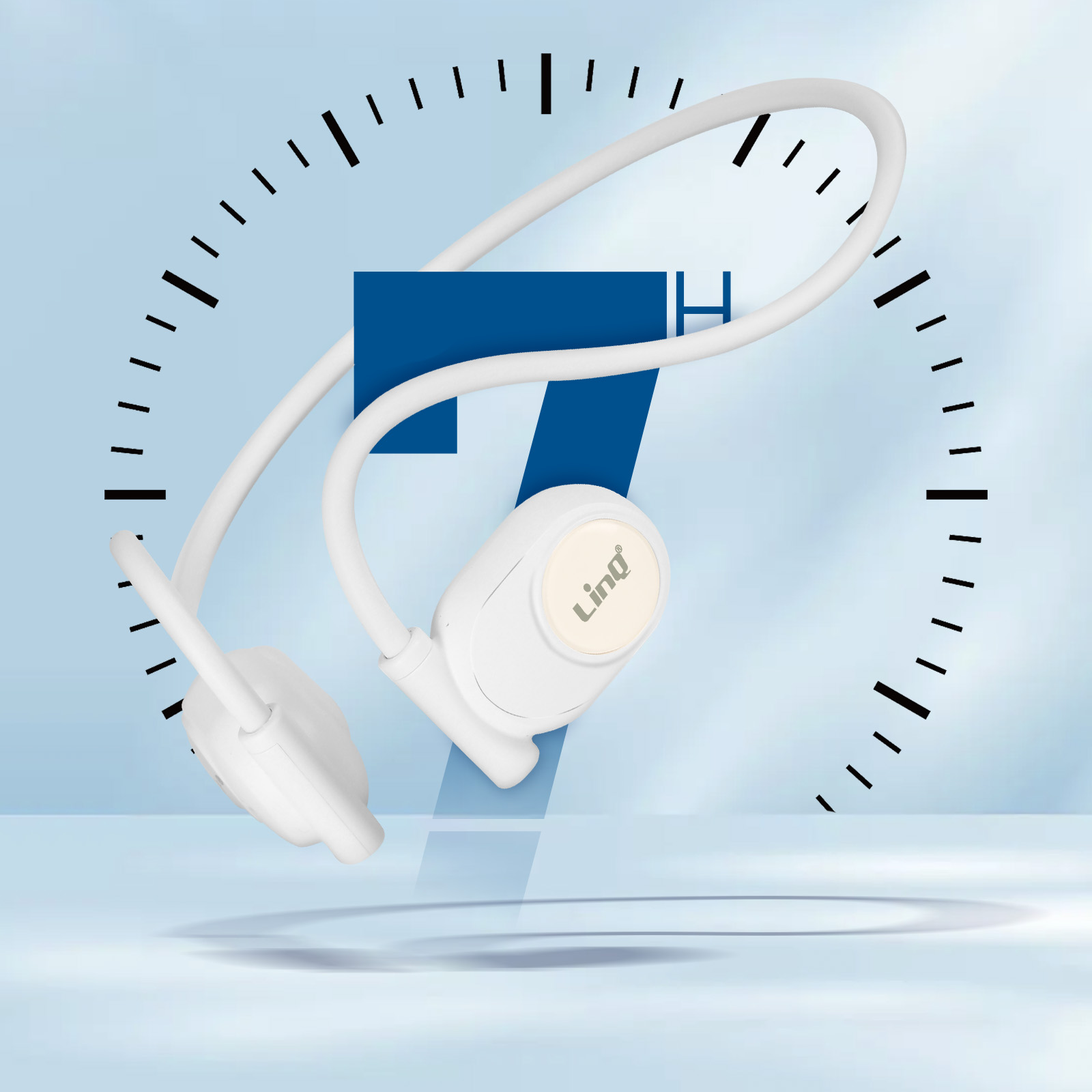 Auricolari wireless bianchi intorno al collo, vicino a un orologio su sfondo blu.