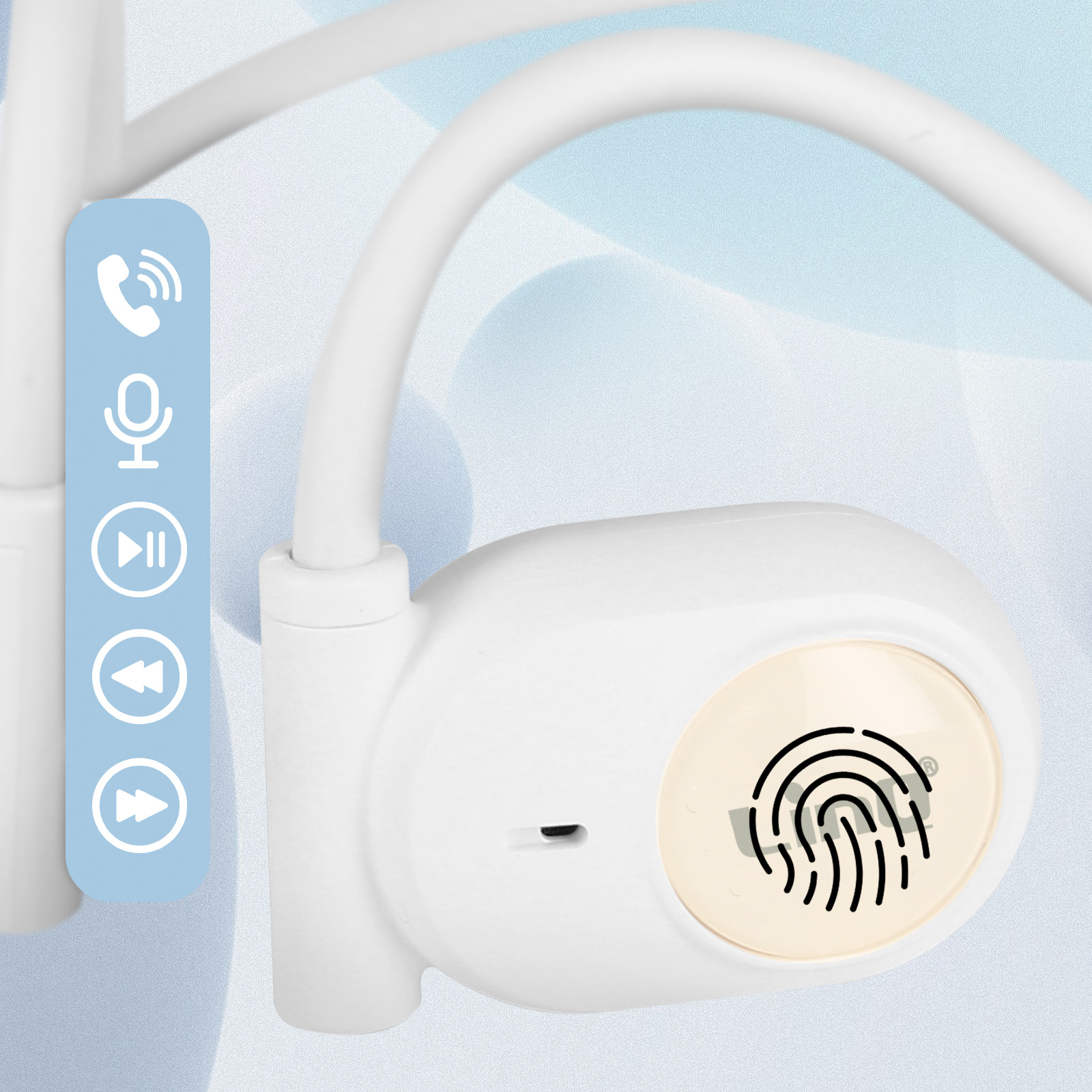 Auricolare wireless bianco con sensore di impronte digitali e pulsanti di controllo. Sfondo azzurro.
