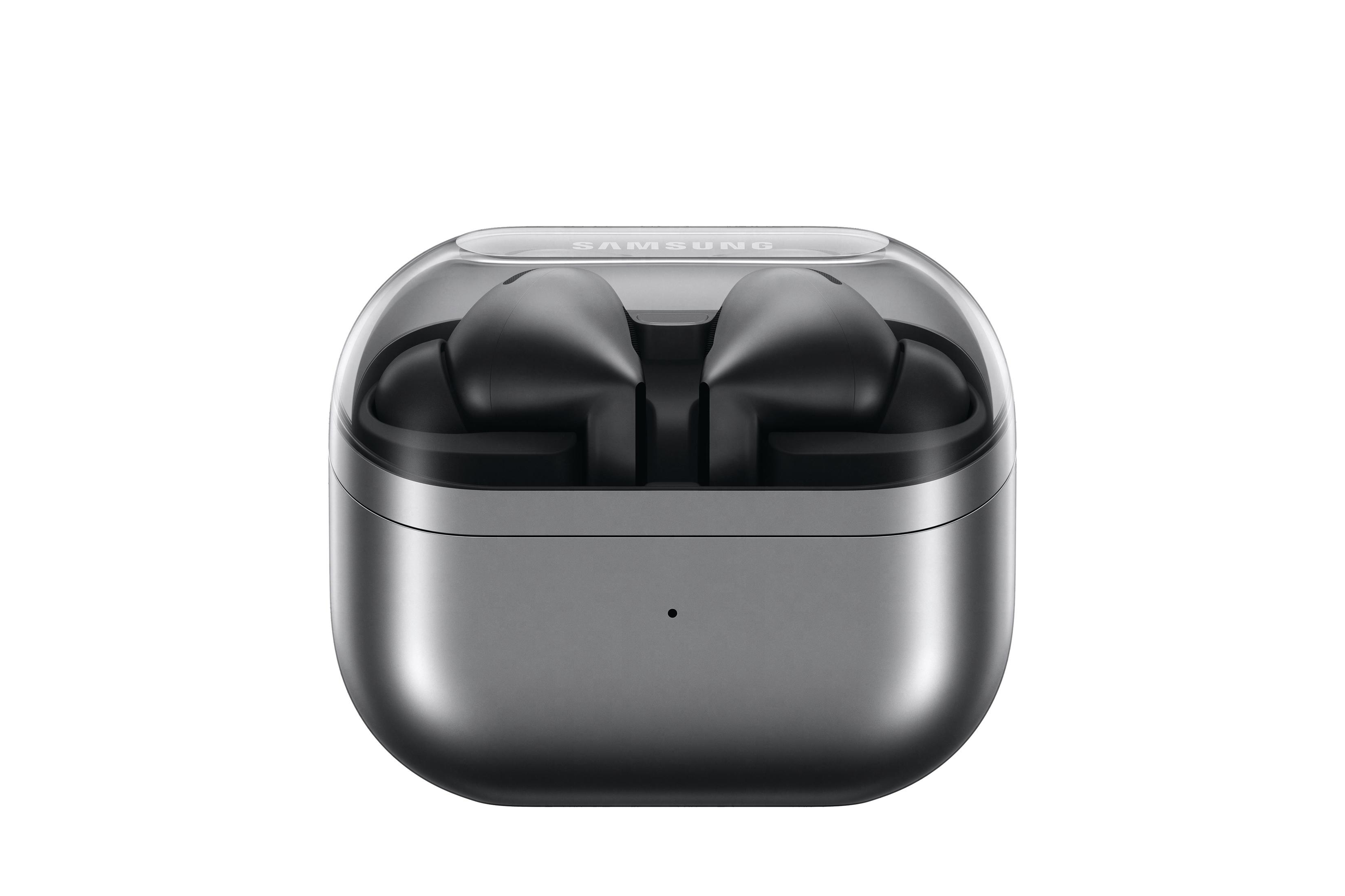Szare słuchawki Samsung w przezroczystym etui. Etui jest otwarte, pokazując czarne słuchawki.
