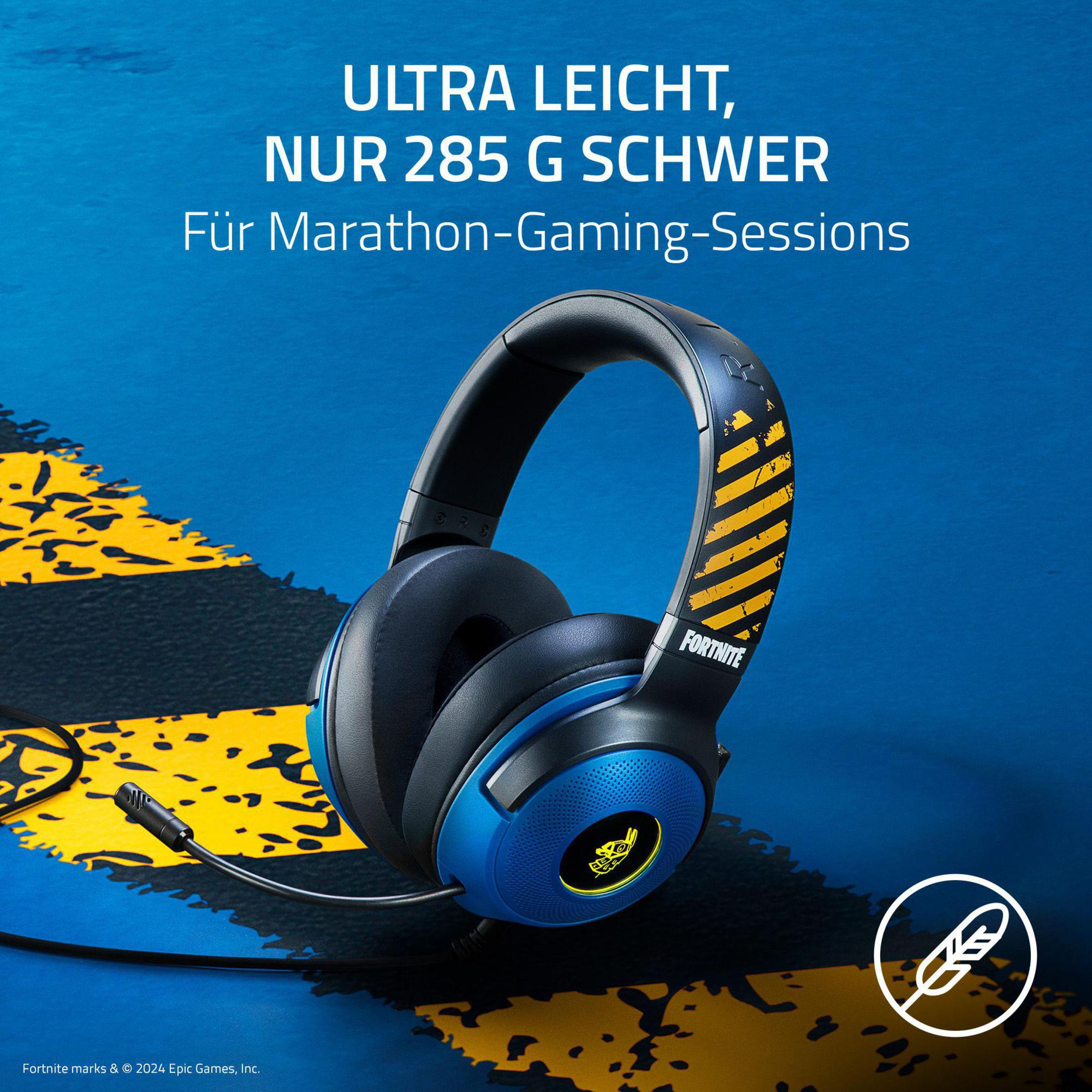 Zestaw słuchawkowy do gier Fortnite. Czarno-niebieski design z żółtymi paskami. Widoczny mikrofon. Niebieskie tło.