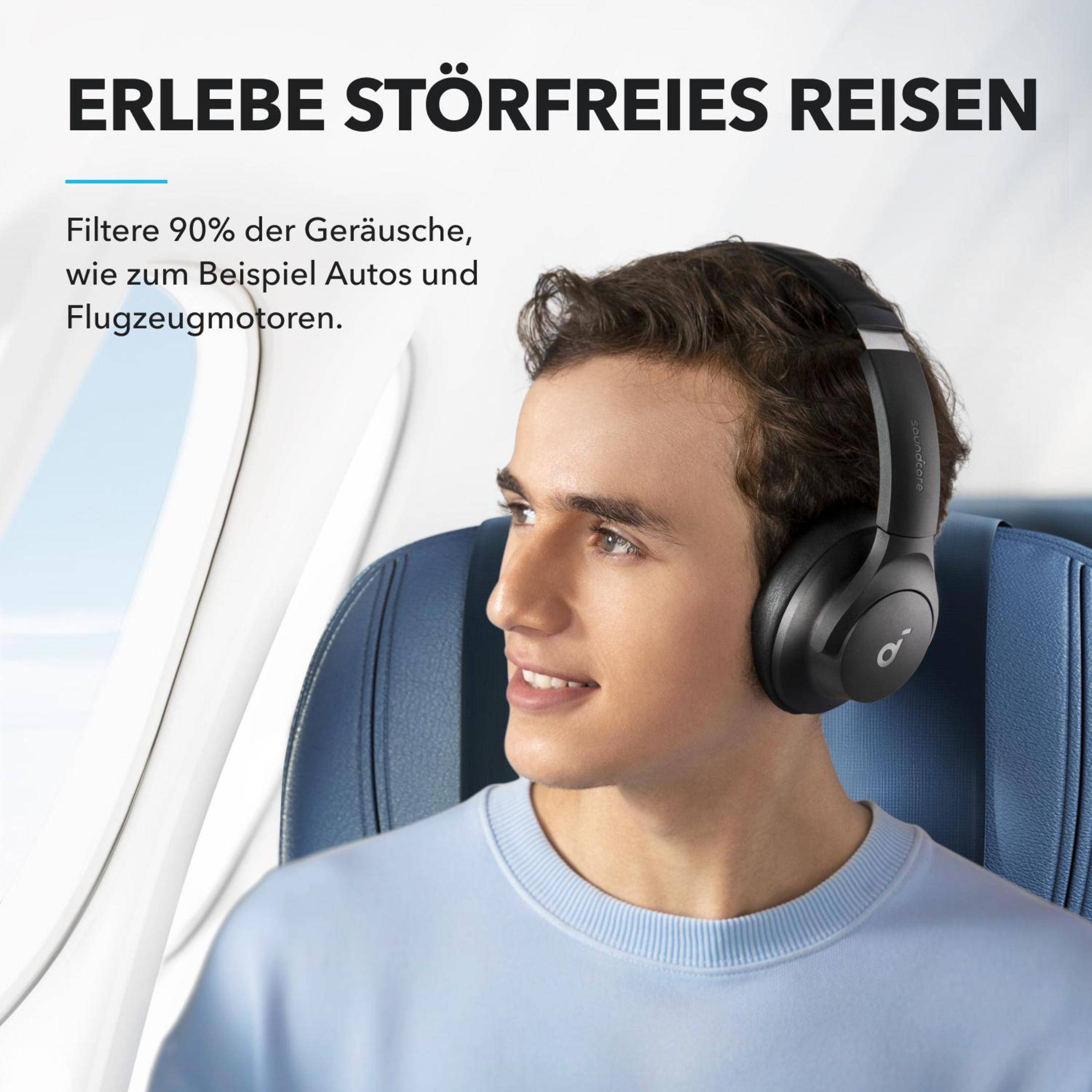 Un uomo con le cuffie in un sedile di aereo, sorridente. Testo: 'Goditi i viaggi senza rumore'.