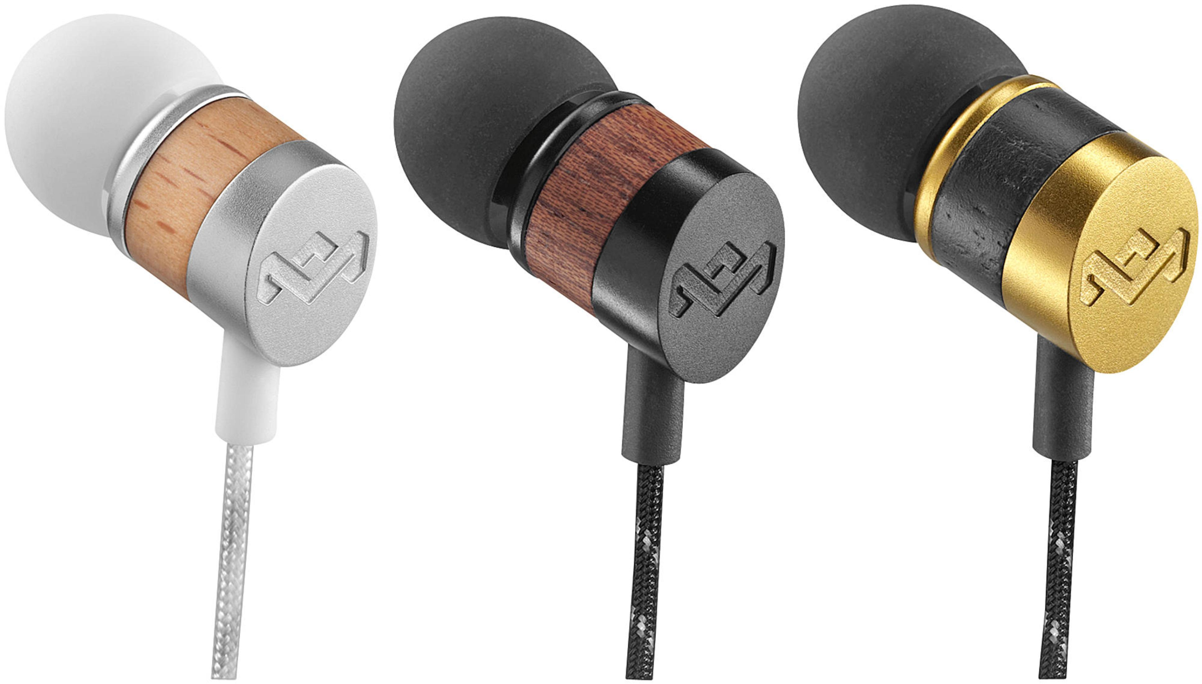 Tre auricolari con dettagli in legno, argento e oro, diversi gommini, su sfondo bianco.