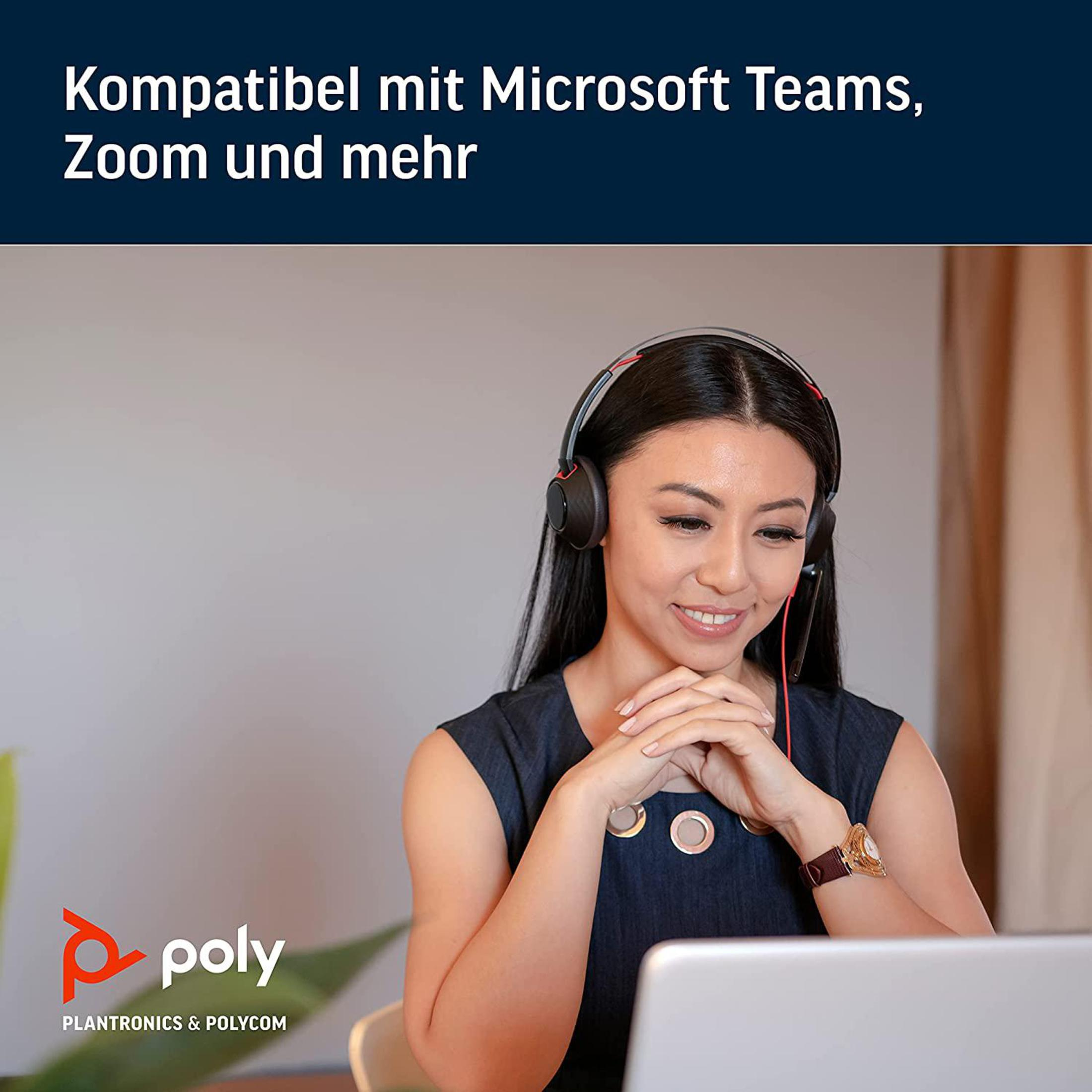 Kobieta w słuchawkach, patrząca na laptopa. Marka produktu na dole.