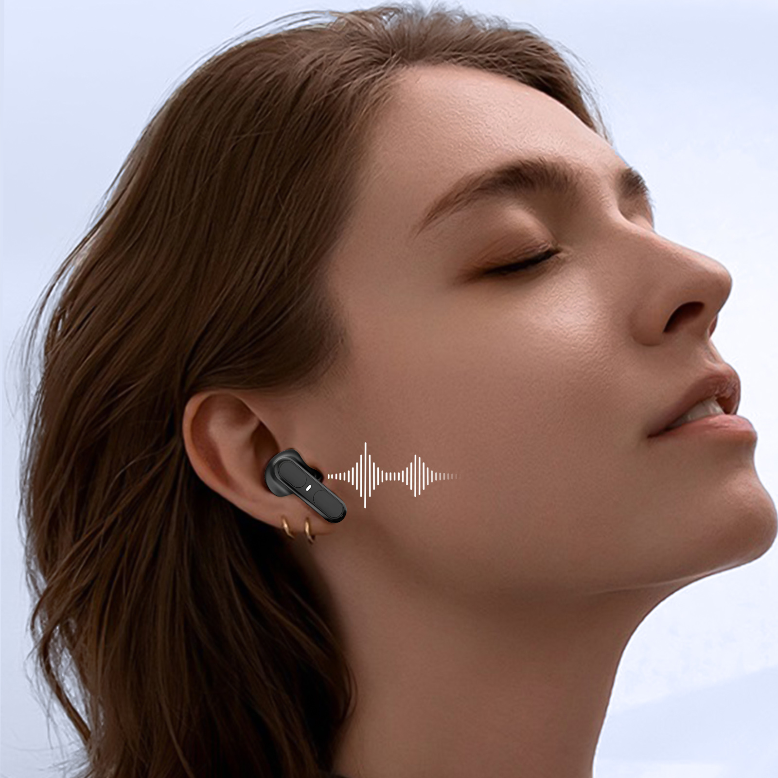 Donna con auricolari neri. Onde sonore visualizzate vicino all'orecchio. Sfondo azzurro.