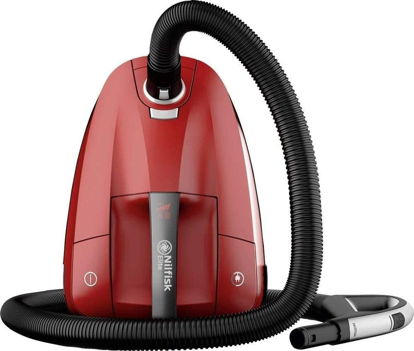 Czerwony odkurzacz z czarnym wężem i uchwytem. Odkurzacz jest na białym tle.