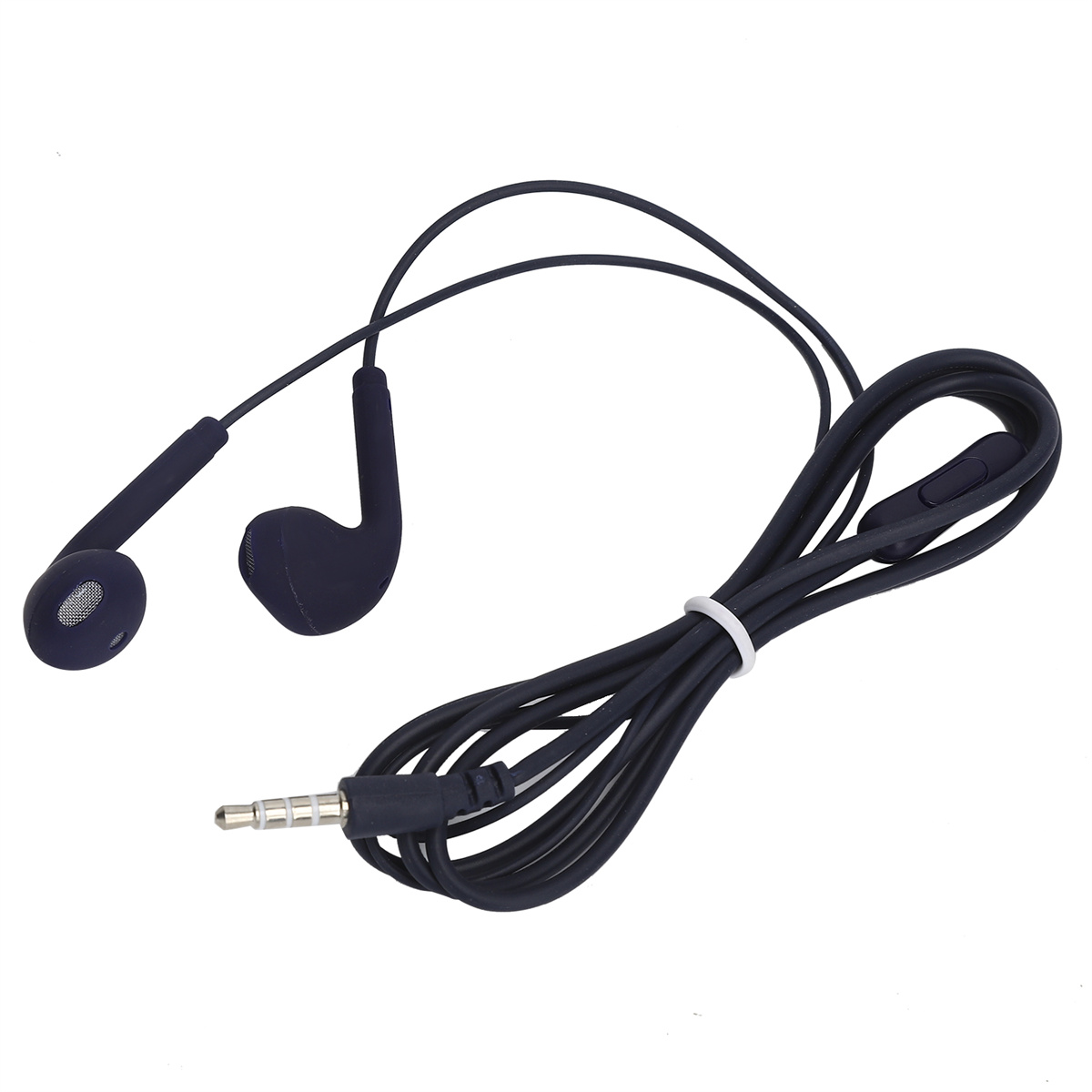 Marineblaue In-Ear-Kopfhörer mit 3,5-mm-Klinke. Das Kabel ist verheddert. Einfarbiger weißer Hintergrund.