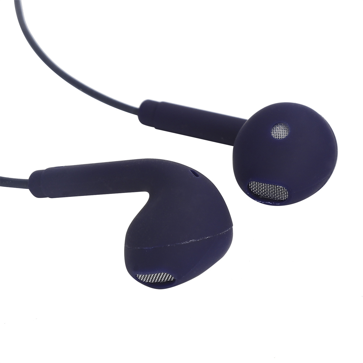 Nahaufnahme von dunkelblauen In-Ear-Kopfhörern mit schwarzem Kabel. Die Ohrhörer haben ein Mesh-Filter.