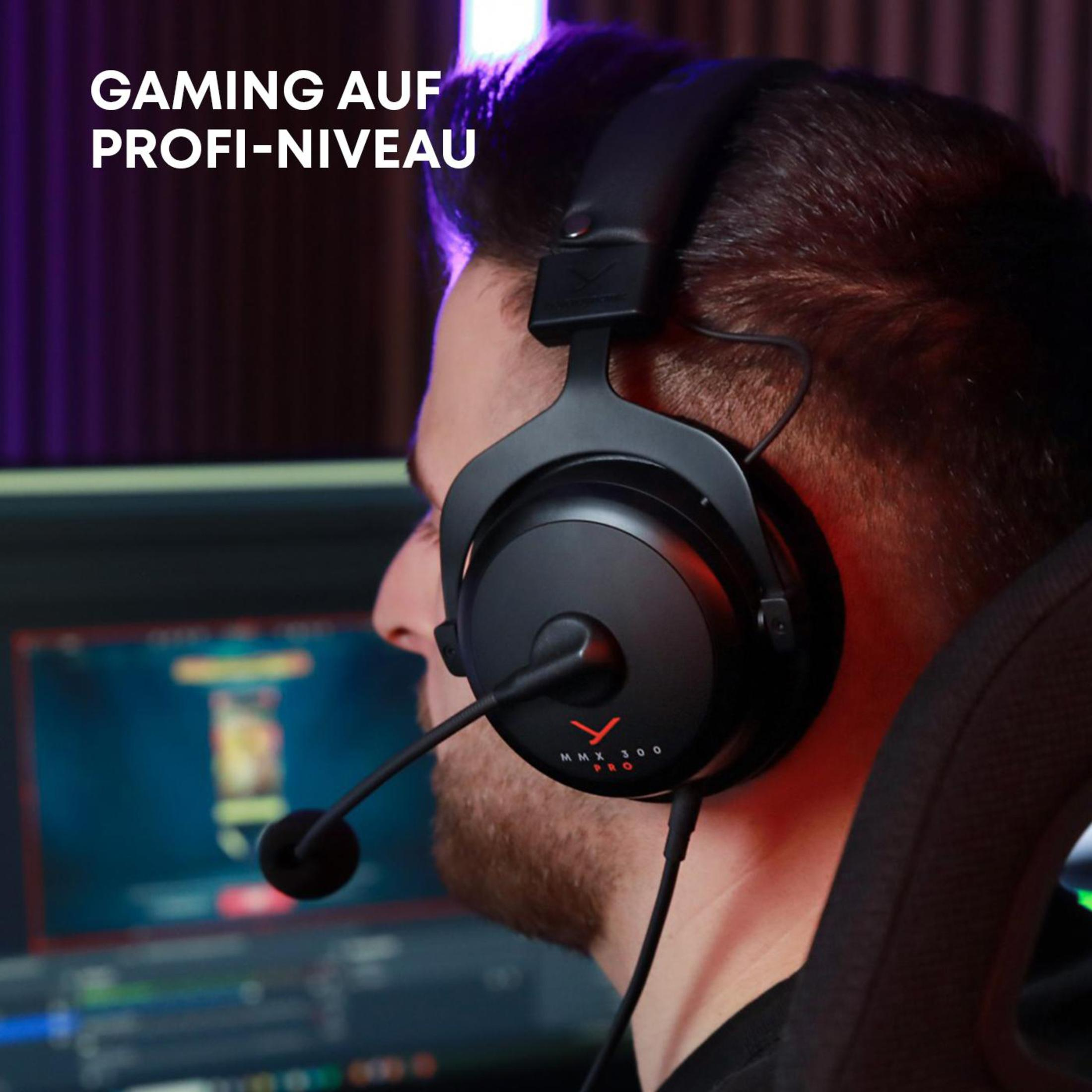 Un uomo con cuffie da gaming nere con microfono.