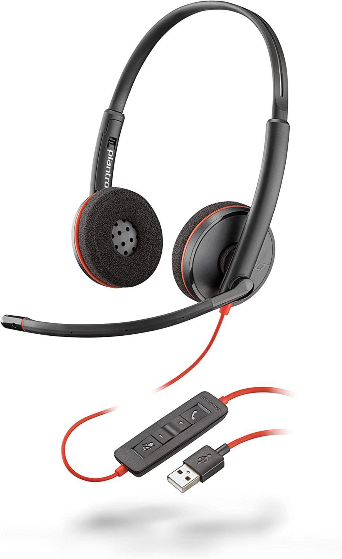 Schwarzes Plantronics-Headset mit roten Akzenten, verbunden mit USB-Kabel.