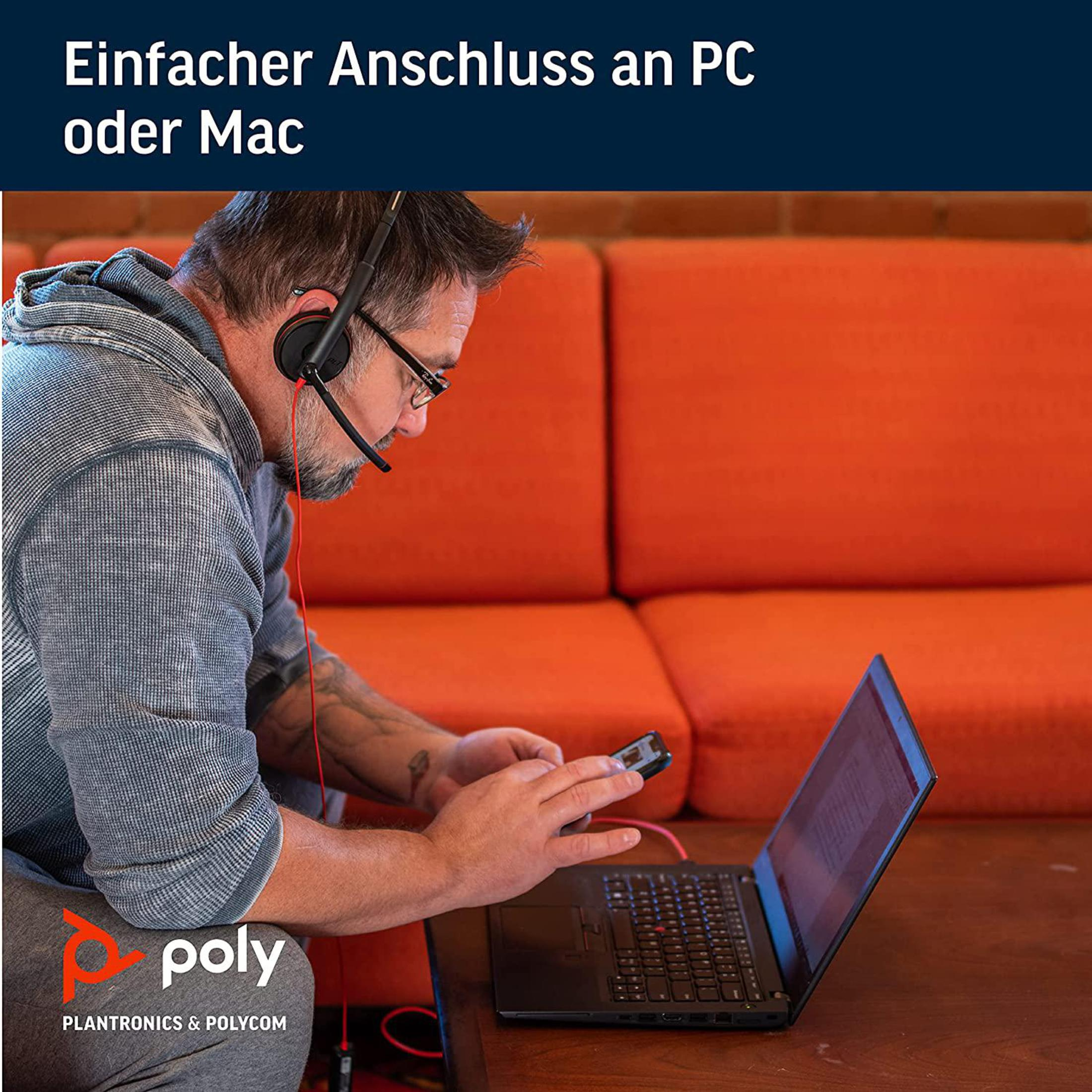 Ein Mann mit Headset benutzt einen Laptop.