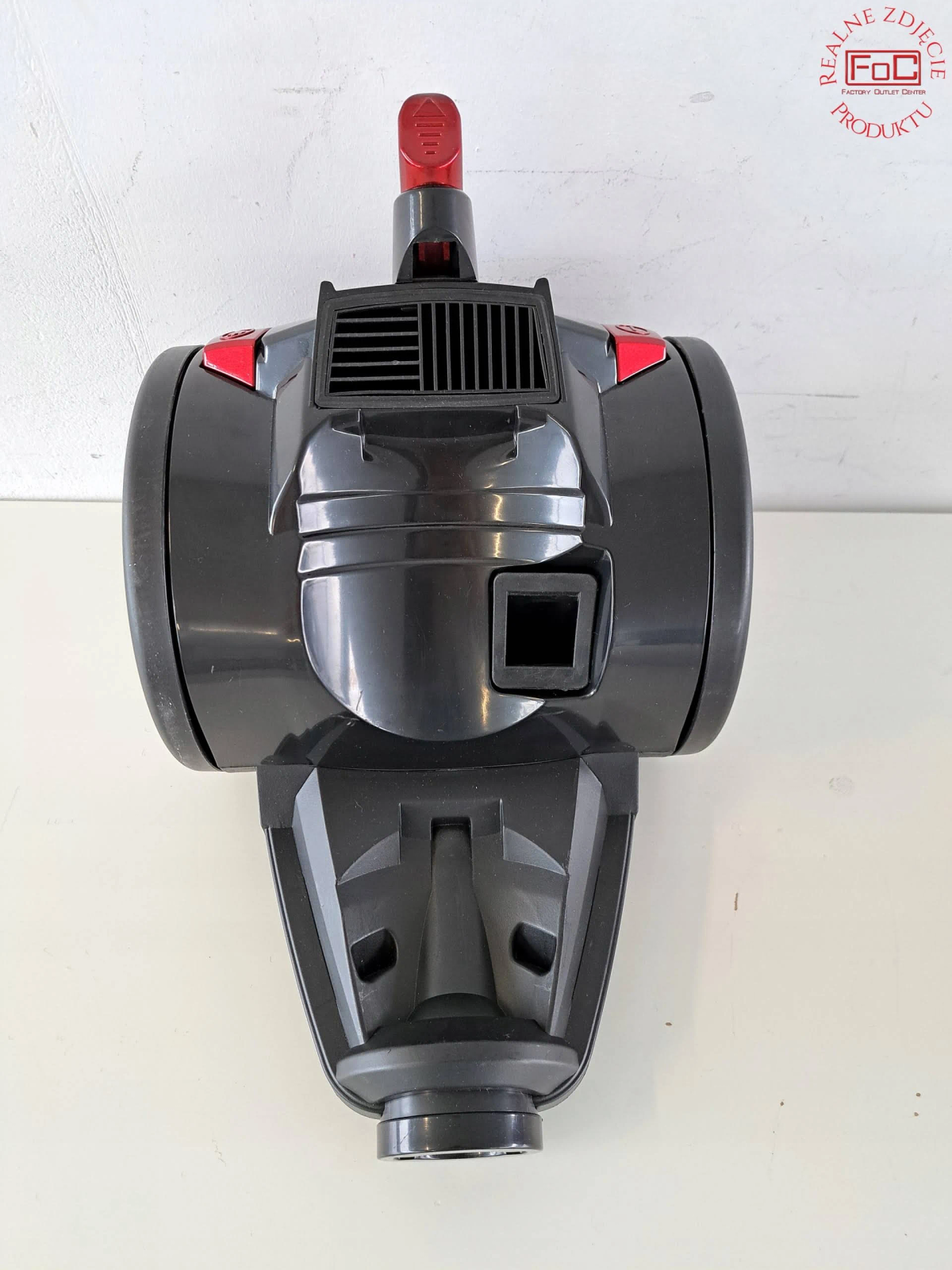 Czarny odkurzacz z widoku z góry.