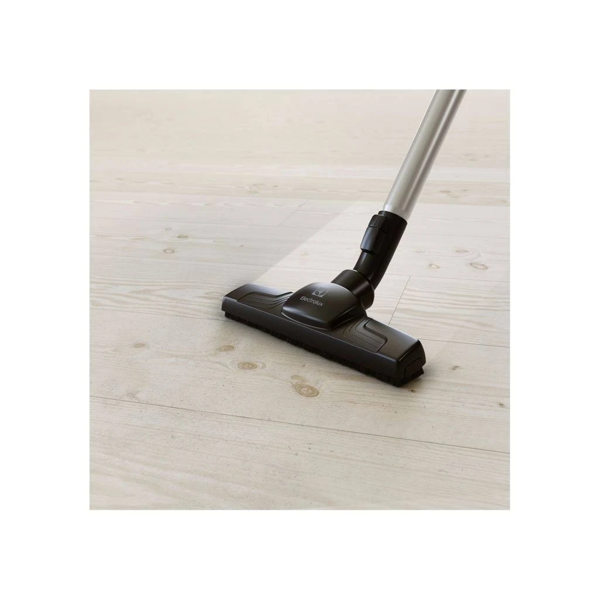 Głowica odkurzacza na drewnianej podłodze. Kolor czarny i srebrny. Widoczne logo Electrolux.