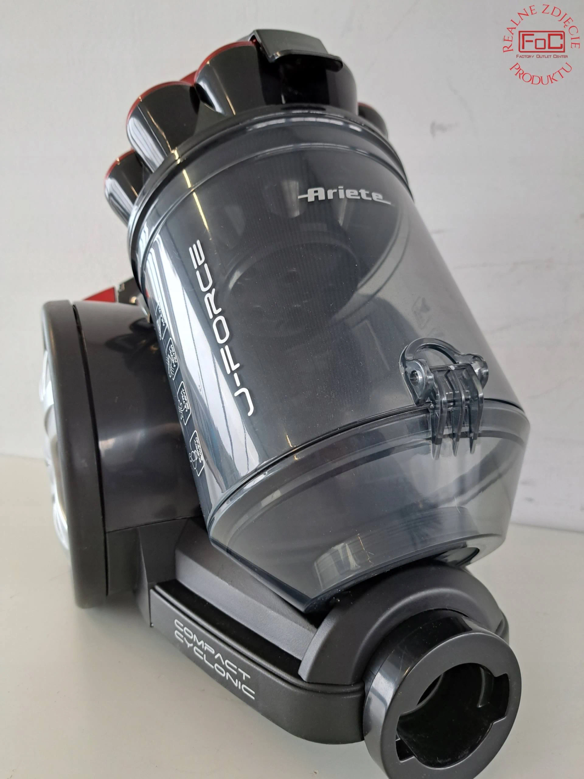 Zbliżenie cylindrycznego korpusu i góry czarno-czerwonego odkurzacza Ariete.