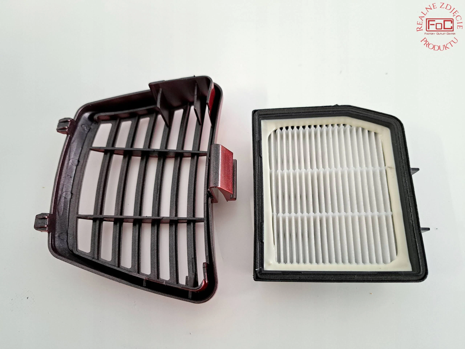 Otwarty czarny filtr powietrza i ramka. Jest na białej powierzchni z