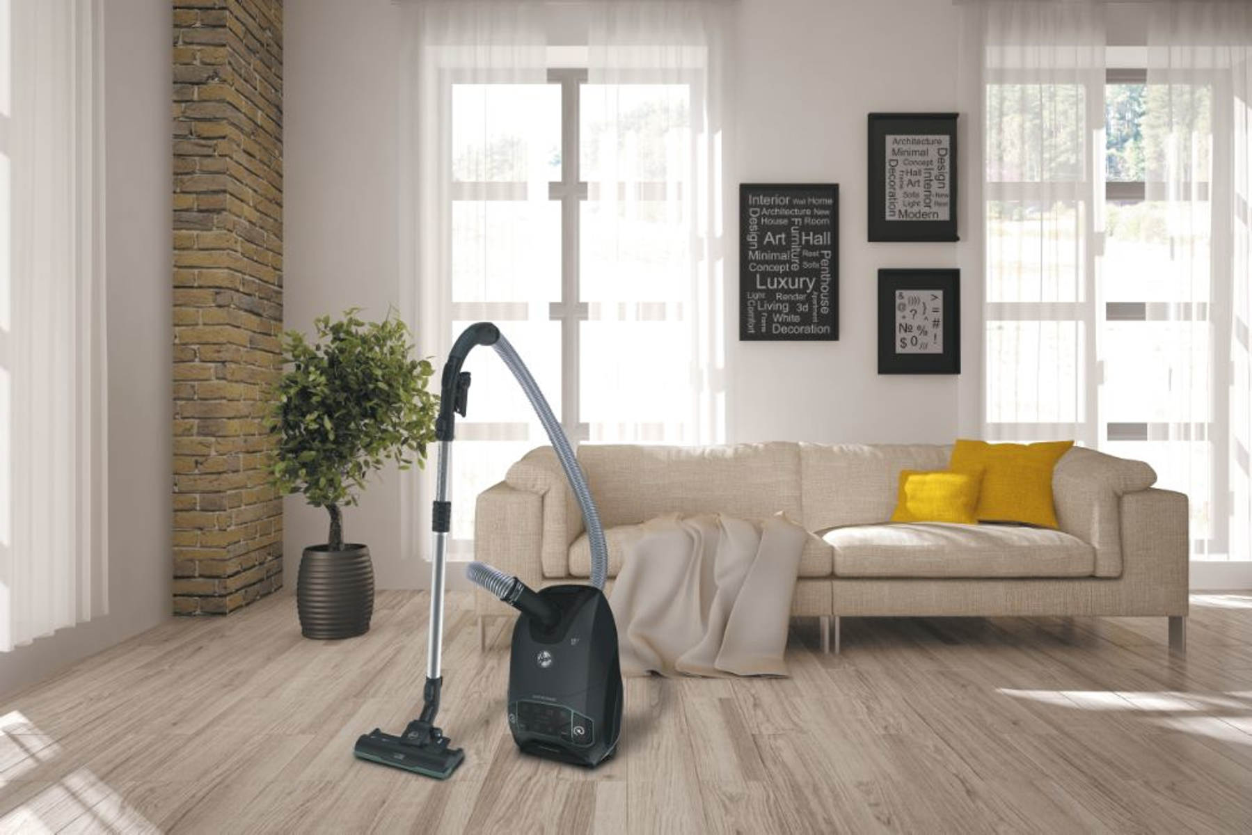 Scena w salonie z odkurzaczem. Widoczne sofa, ceglana ściana i okna.