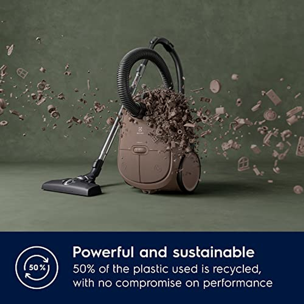 Brązowy odkurzacz z czarnym wężem i dyszą, ikona plastiku z recyklingu.