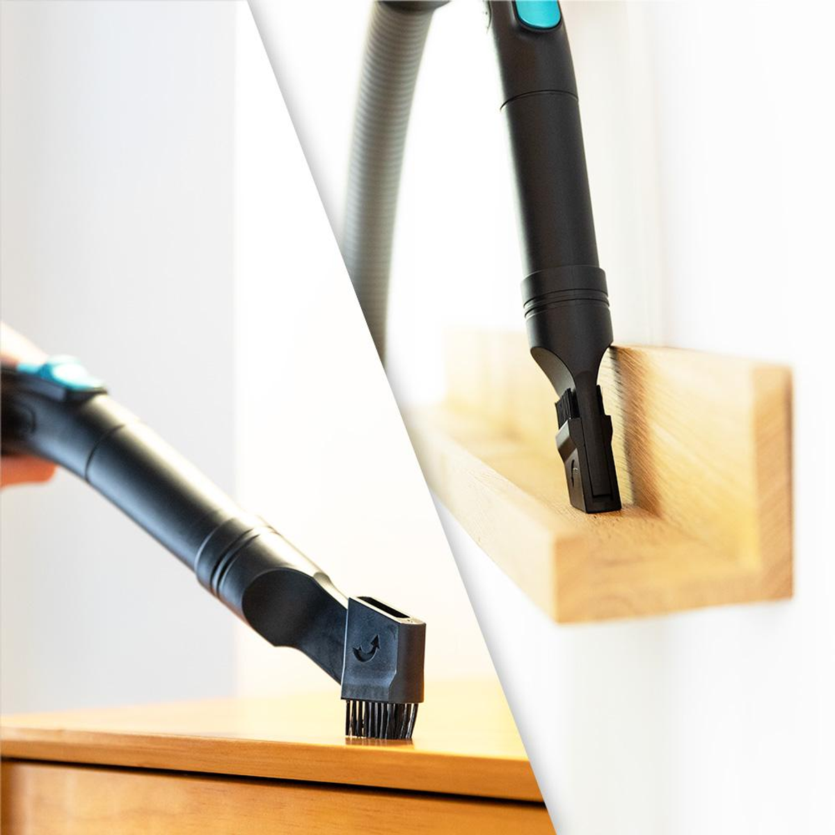 Testa della spazzola dell'aspirapolvere che pulisce la mensola di legno e il legno.