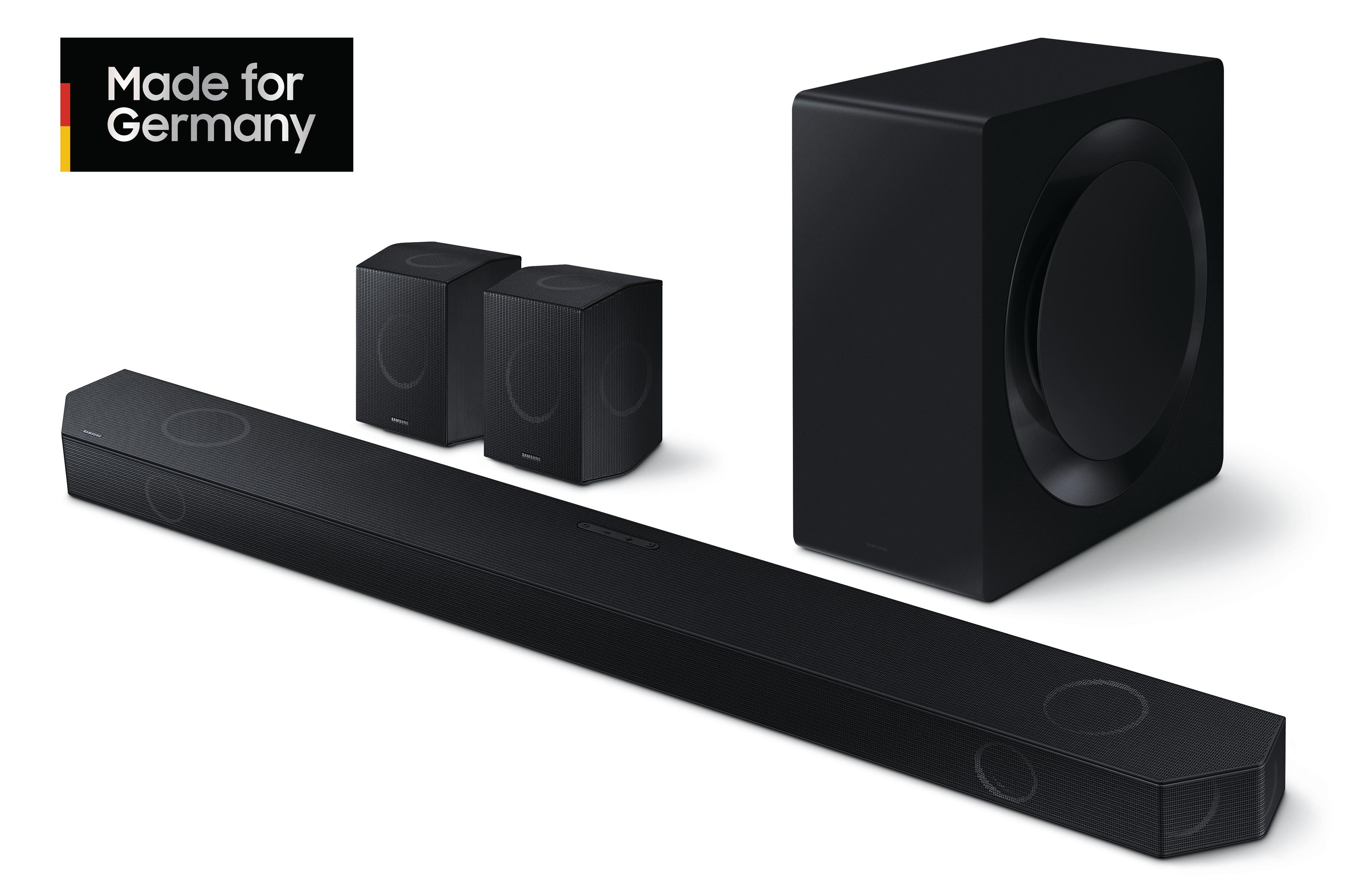 Schwarze Samsung Soundbar mit zwei kleinen Lautsprechern und einem Subwoofer. Made for Germany Label.