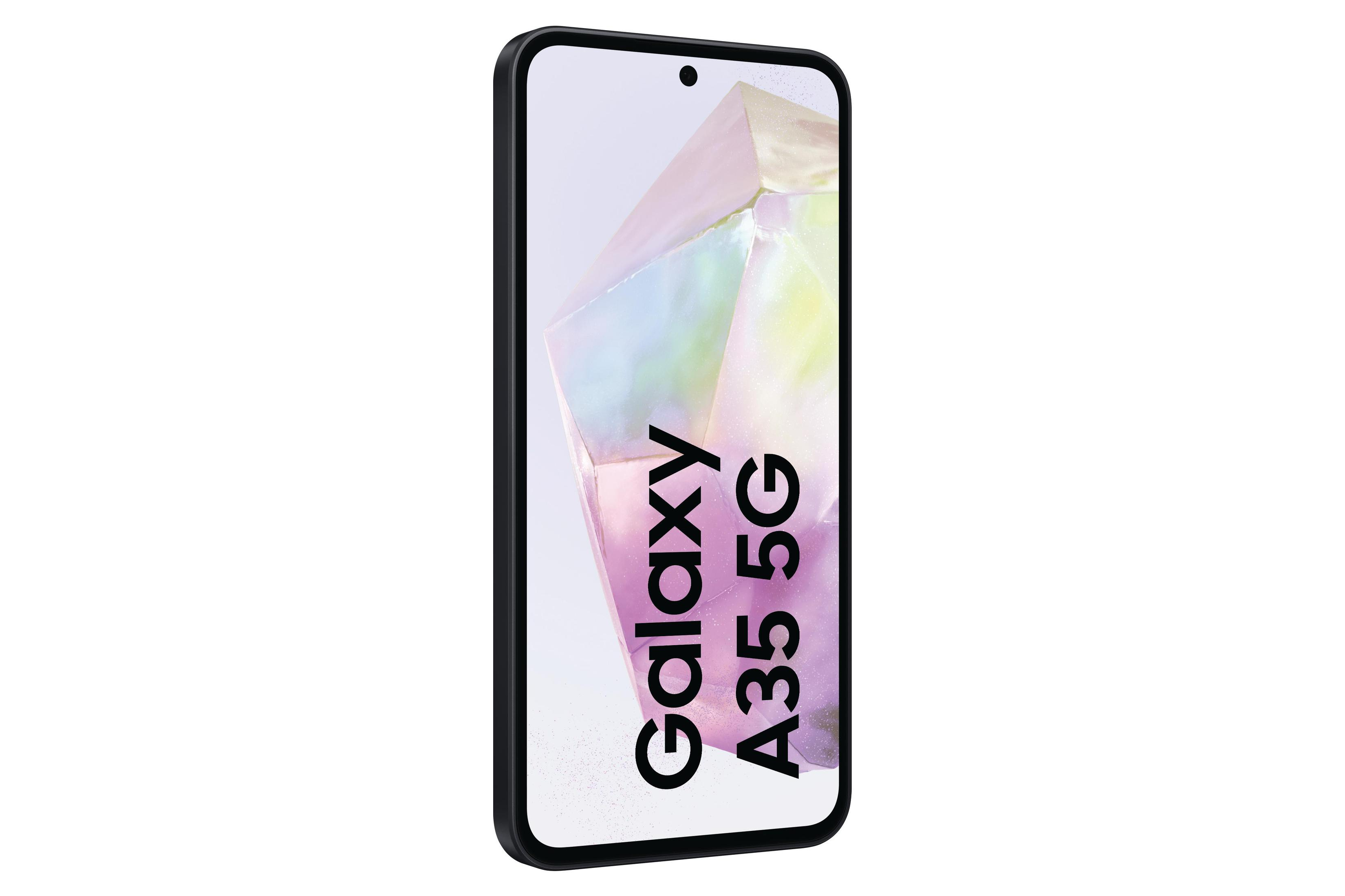 Czarny smartfon z napisem Galaxy A35 5G na ekranie, białe tło.