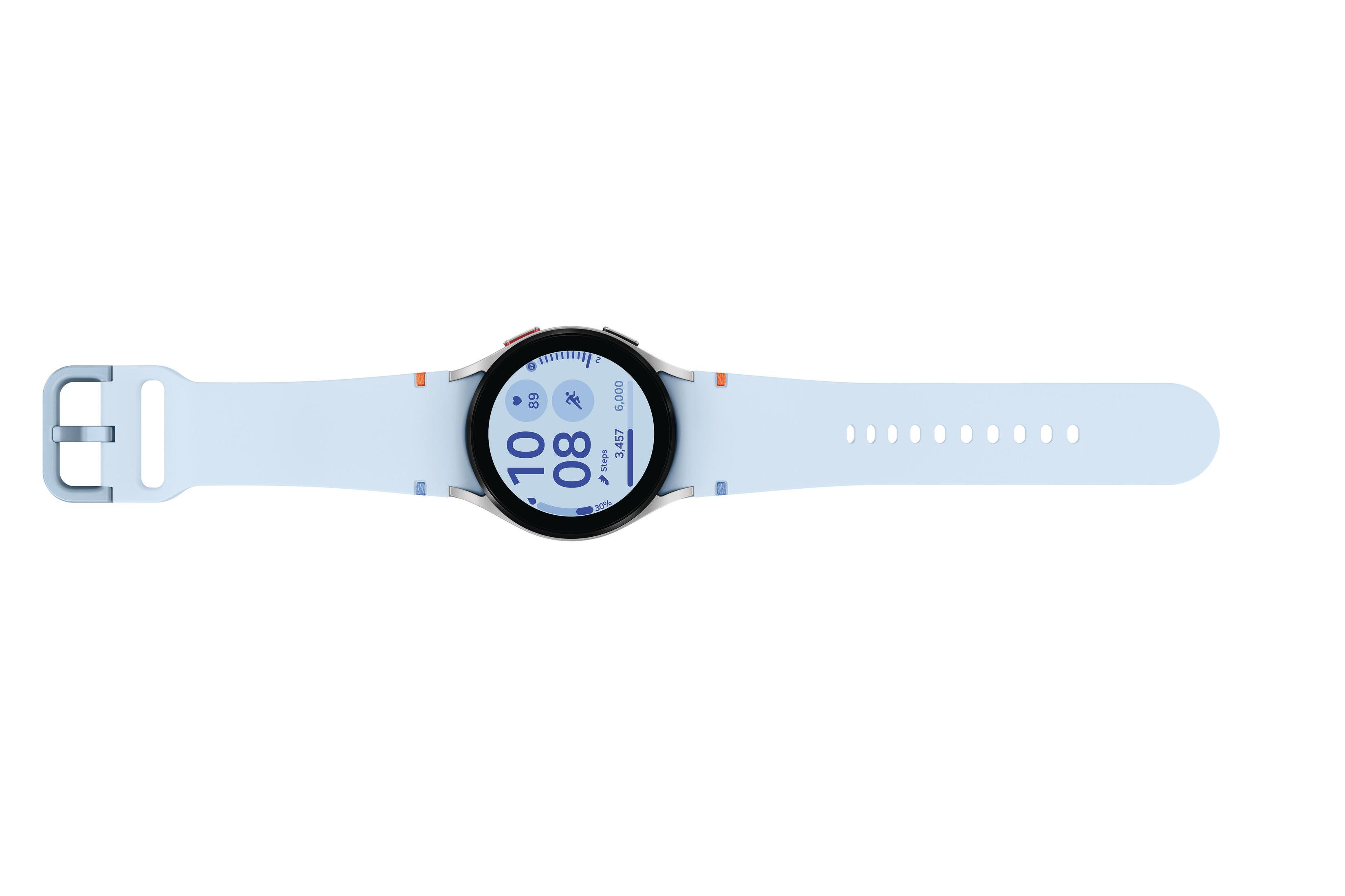Smartwatch, hellblaues Armband. Rundes Zifferblatt, digitale Anzeige. Weißer Hintergrund.