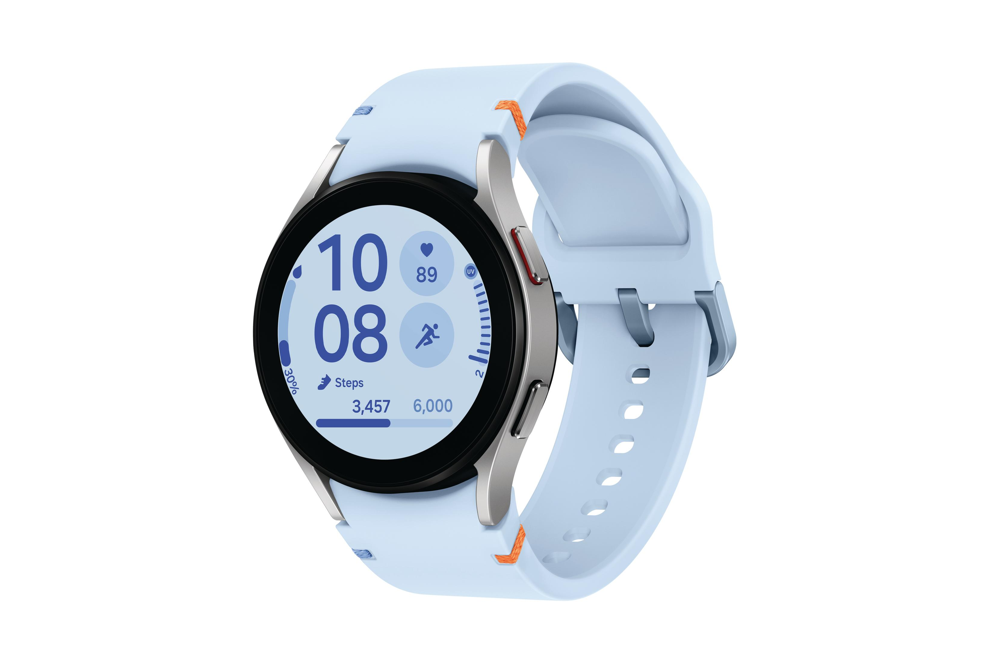 Smartwatch mit hellblauem Armband, silbernem Rahmen und digitaler Anzeige auf weißem Hintergrund.