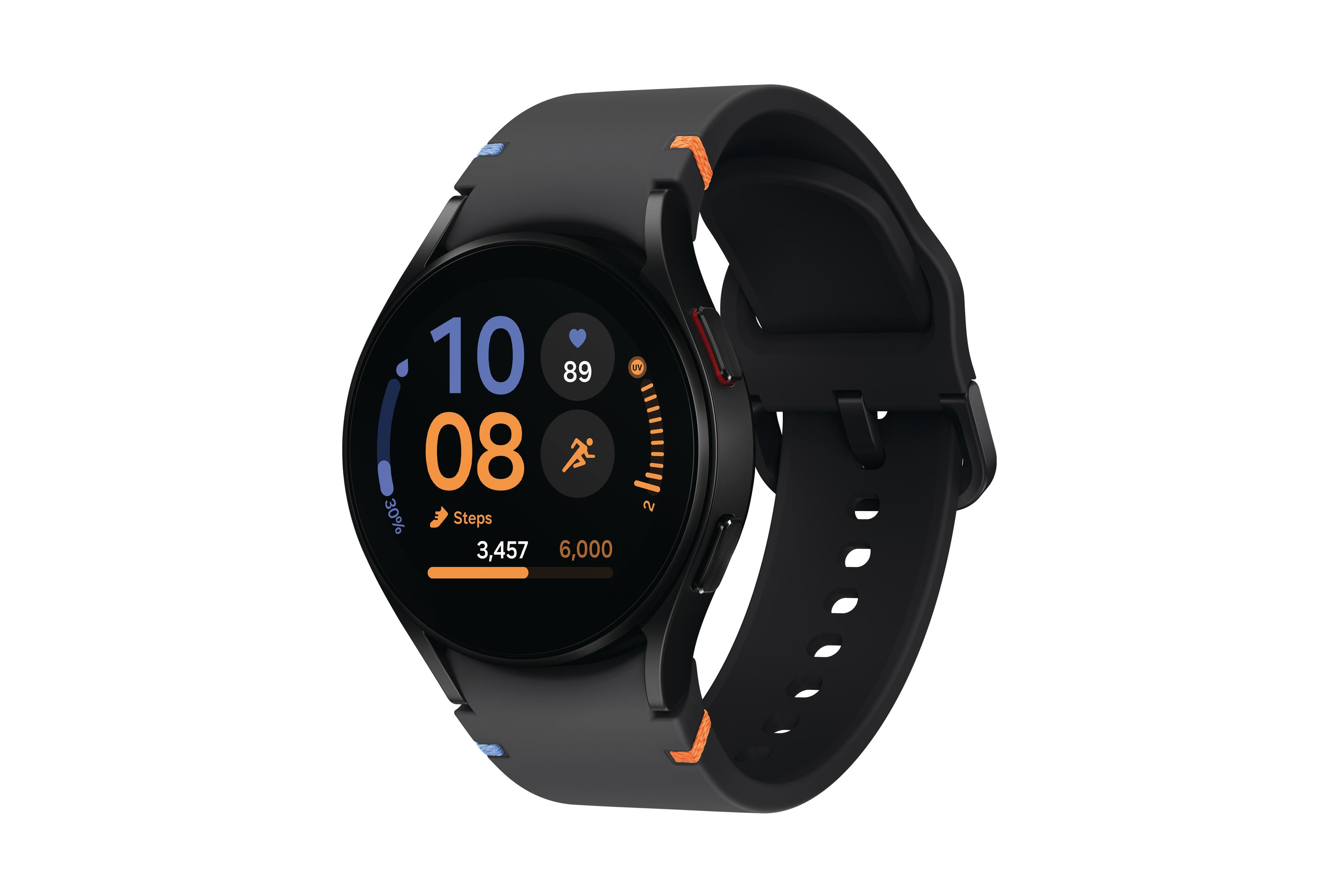 Smartwatch nero e arancione, che mostra passi e ora. Cinturino nero, sfondo bianco.