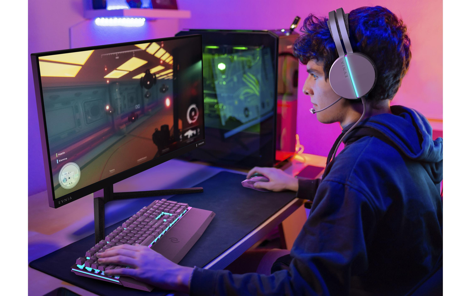 Czarna kuchenka mikrofalowa z wyświetlanym czasem.