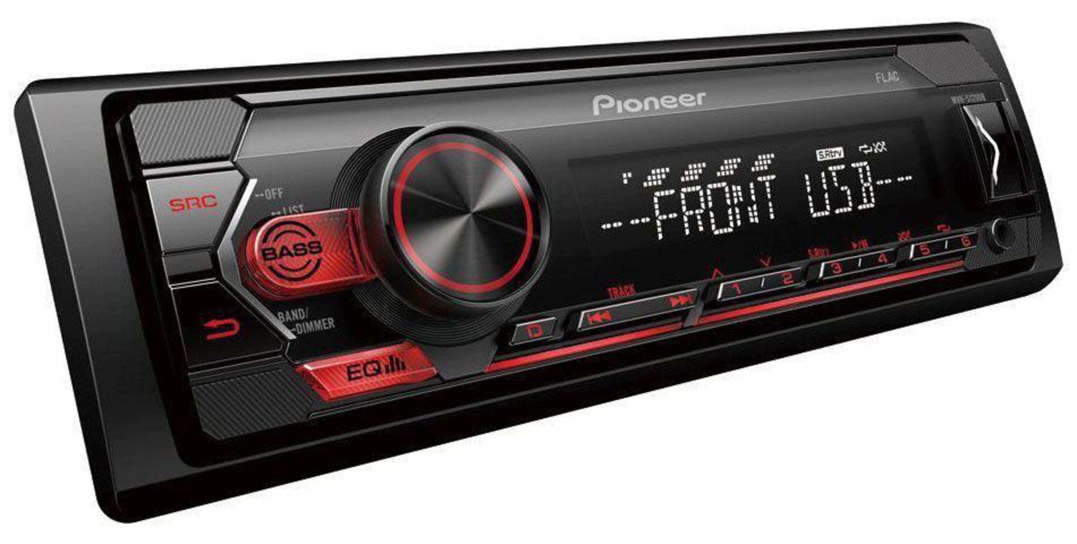 Schwarzes Autoradio mit roten Akzenten. Zeigt Text an und hat Tasten für verschiedene Funktionen, einschließlich USB und EQ.