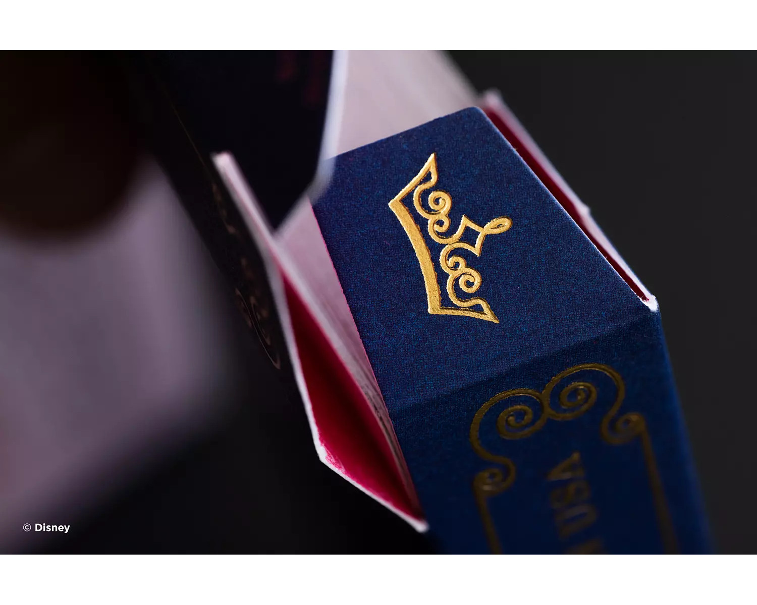 Nahaufnahme einer Spielkartenbox mit goldenem Kronen-Design.