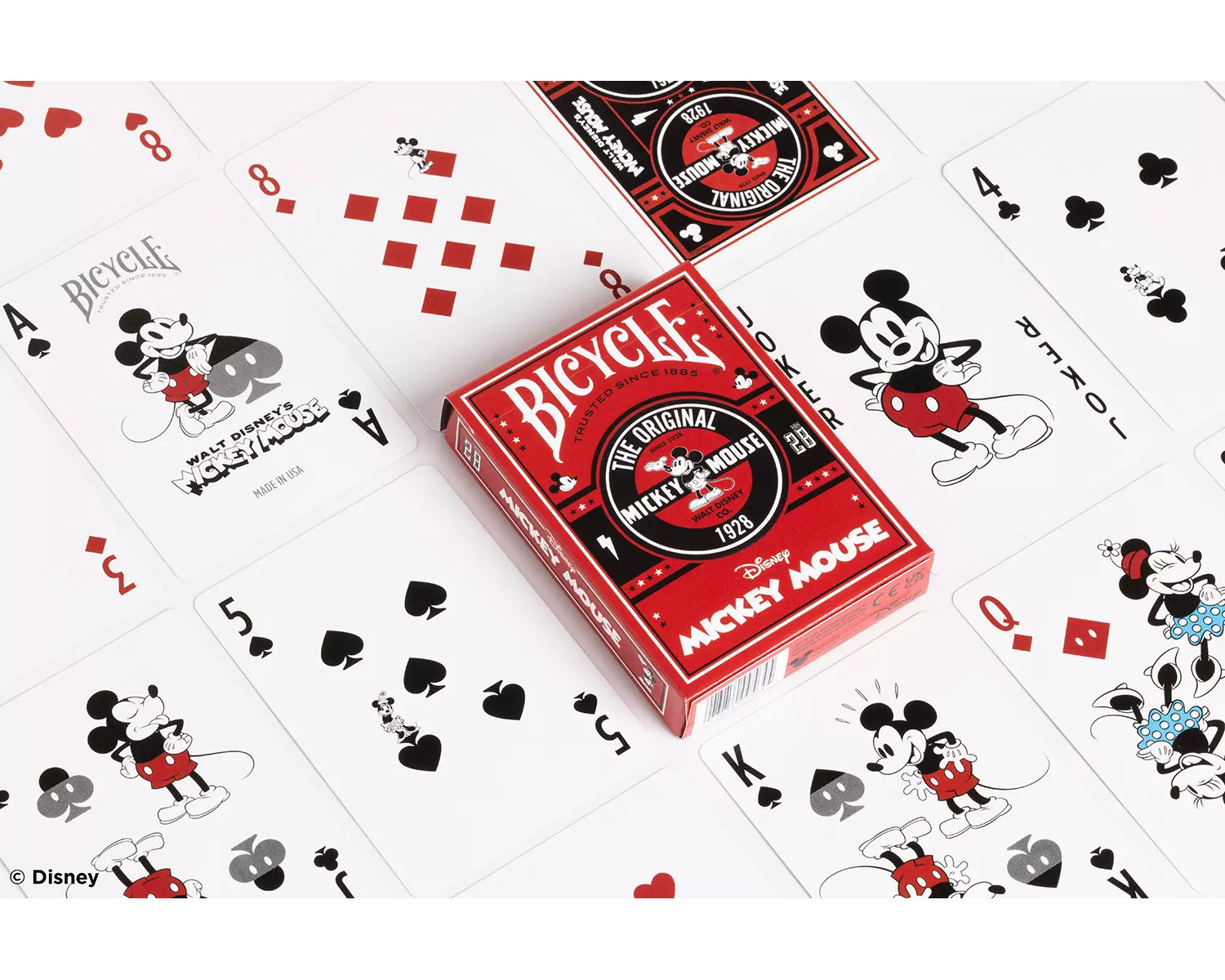 Un jeu de cartes Mickey Mouse. Les cartes sont étalées sur une surface blanche.