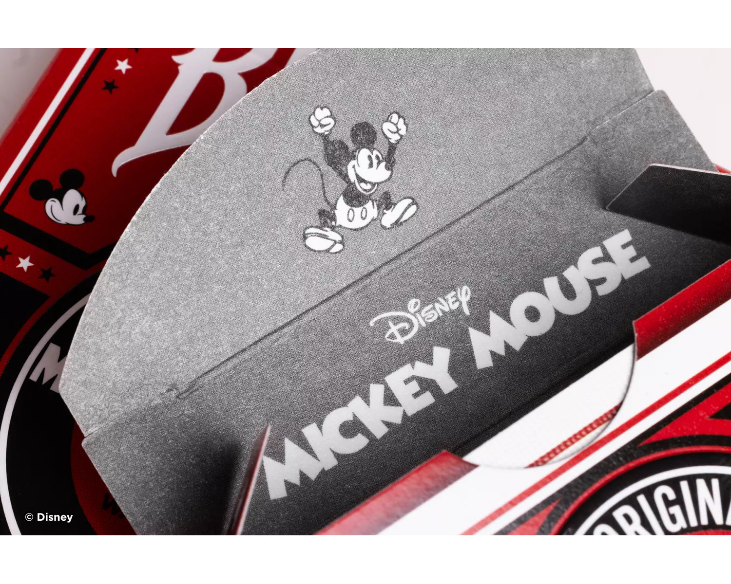 Emballage Disney Mickey Mouse. Graphique et texte Mickey sur une boîte rouge et blanche.