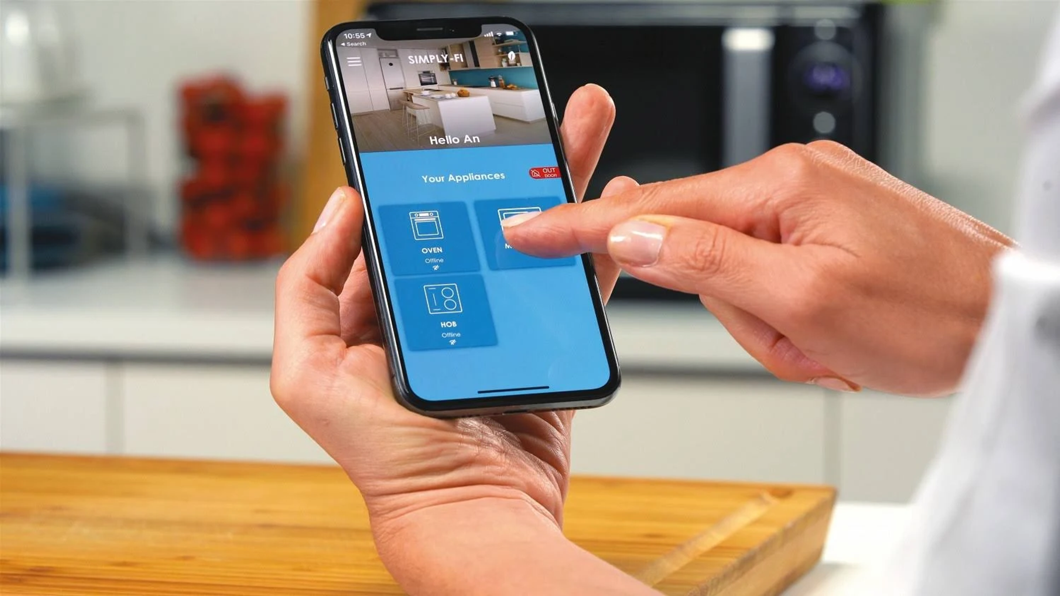 La mano di una persona che utilizza uno smartphone con un'app per la cucina visualizzata.