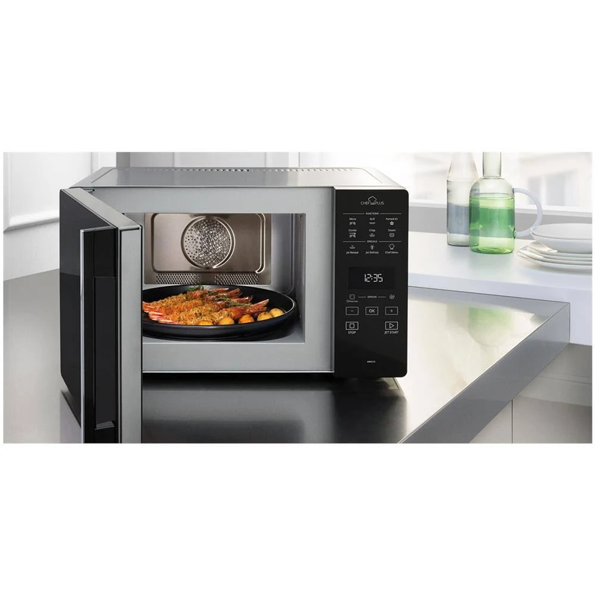 Kuchenka mikrofalowa z otwartymi drzwiami. Jedzenie w środku. Widoczny panel sterowania. Białe tło.