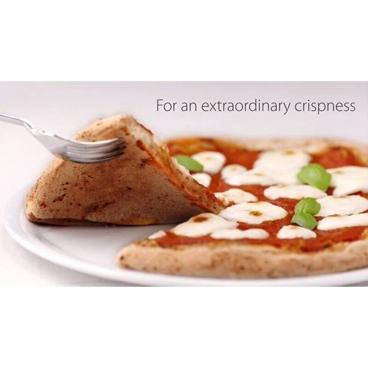 Kawałek pizzy jest podnoszony z większej pizzy na białym talerzu, z nakładką tekstową.