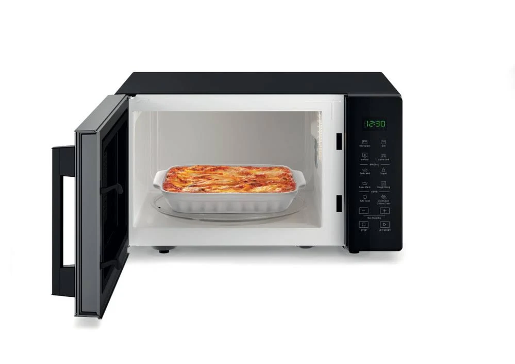 Un forno a microonde nero con la porta aperta, che rivela un piatto di lasagne all'interno. È su una superficie bianca.