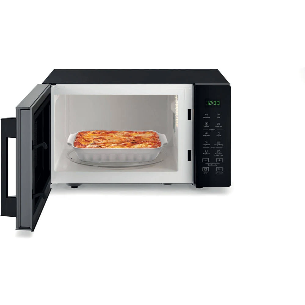 Microonde con porta aperta, lasagne all'interno. Visualizza l'ora e i comandi.
