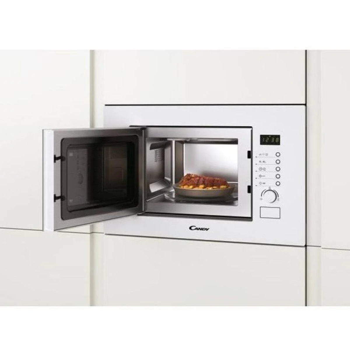 Un forno a microonde bianco con la porta aperta, che mostra un pasto all'interno.