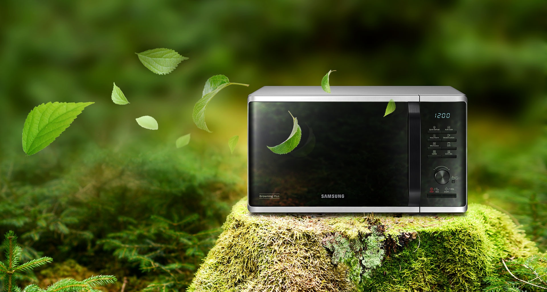 Forno a microonde Samsung su superficie muschiosa con foglie verdi fluttuanti. Frontale nero.