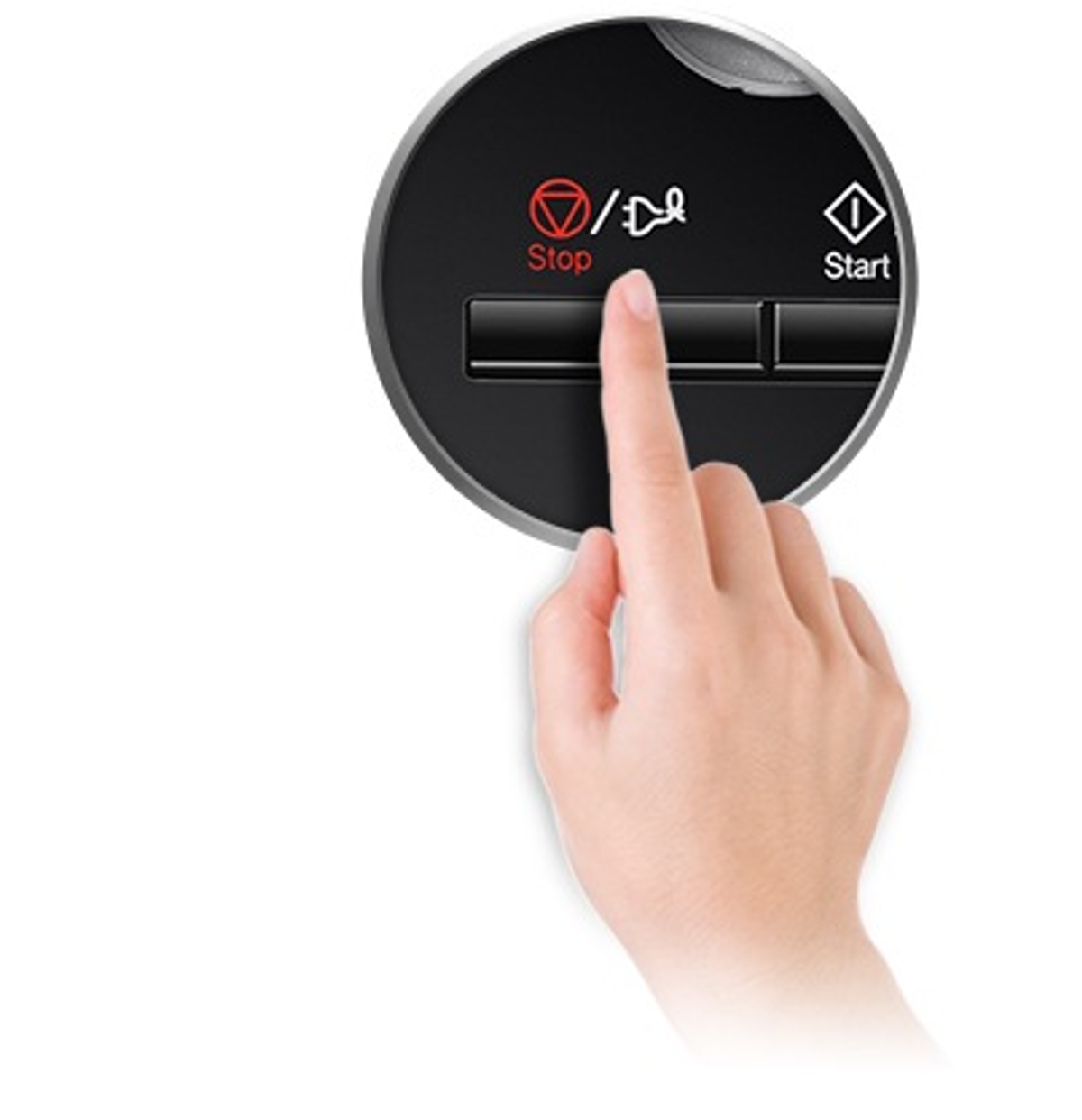 Mano che preme il pulsante di stop su elettrodomestico nero.