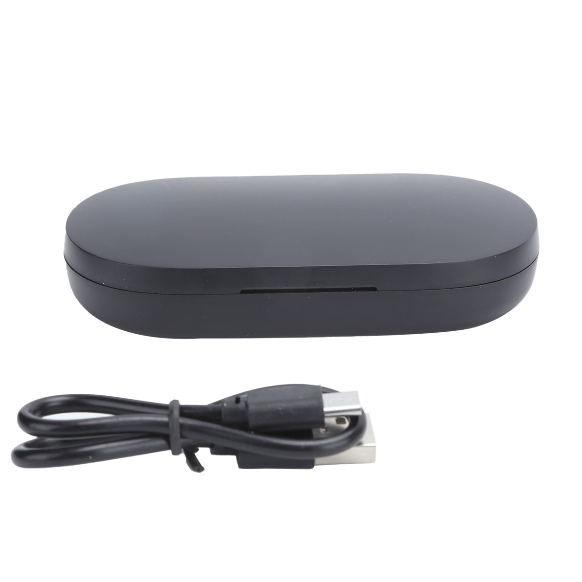Ein schwarzes, ovales Ladecase mit einem USB-Kabel.