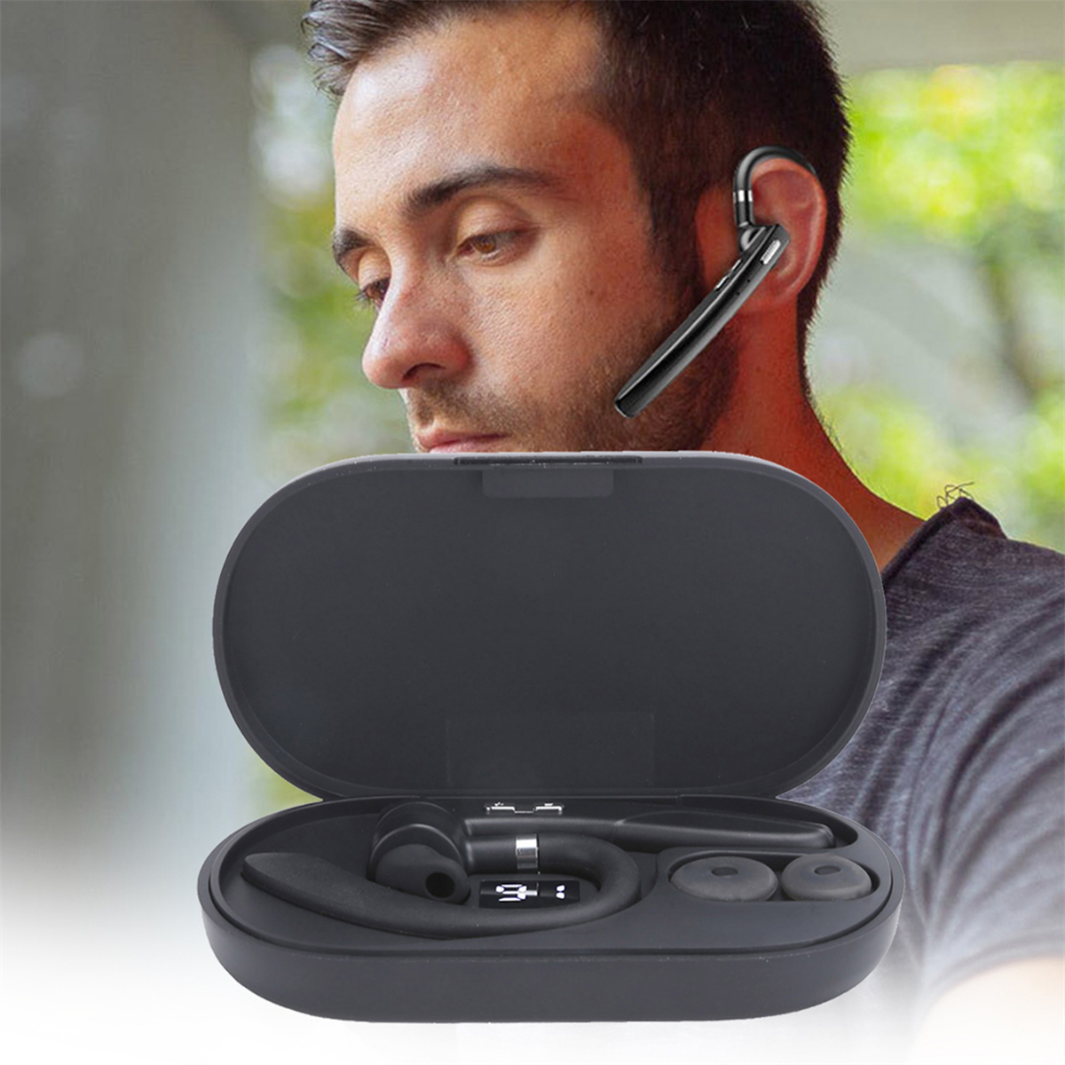 Mann mit Headset in einem Koffer. Das Headset ist schwarz, der Koffer ist offen.