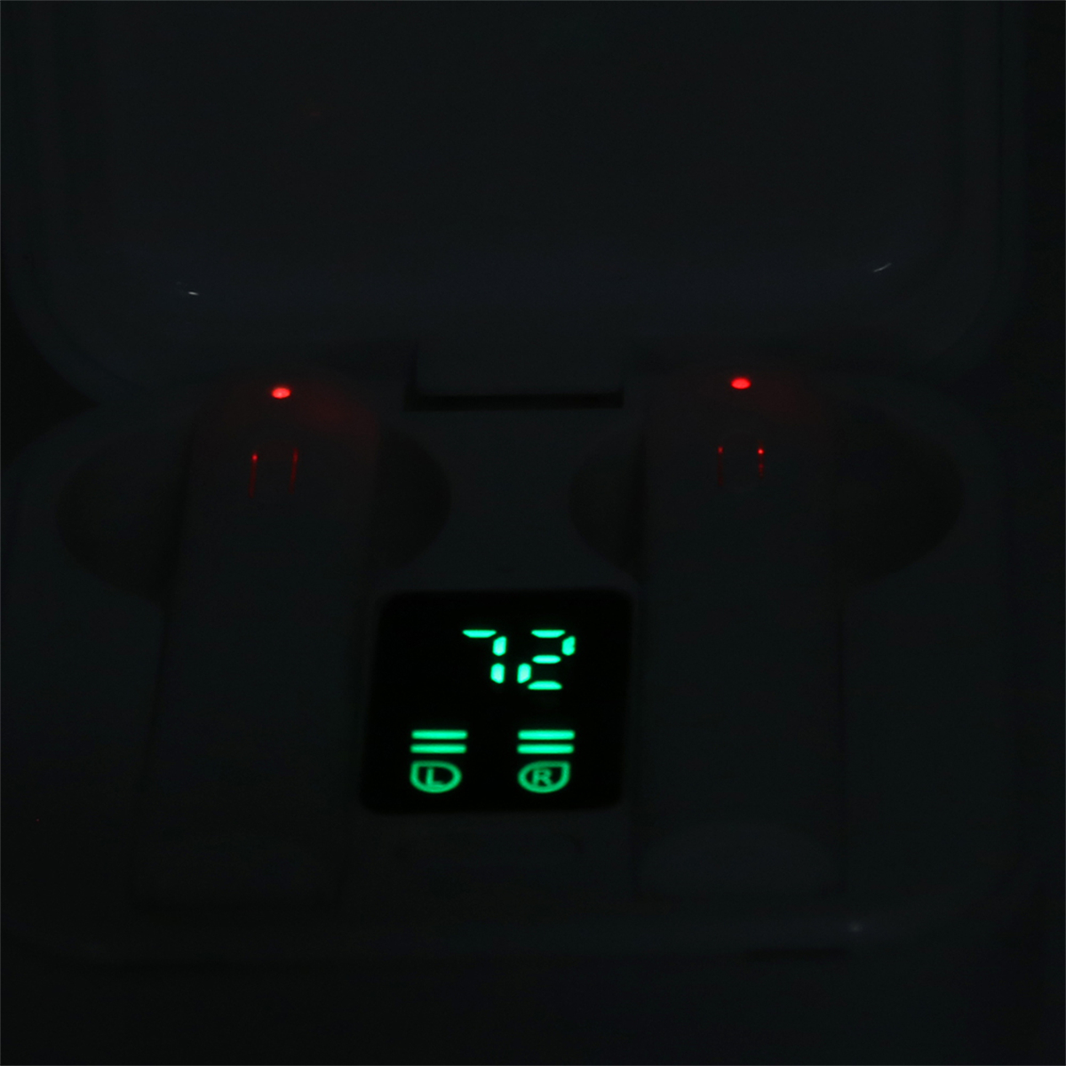 Dunkler Raum mit Ladegerät mit Anzeige 72 und Indikatoren. Rote Lichter.