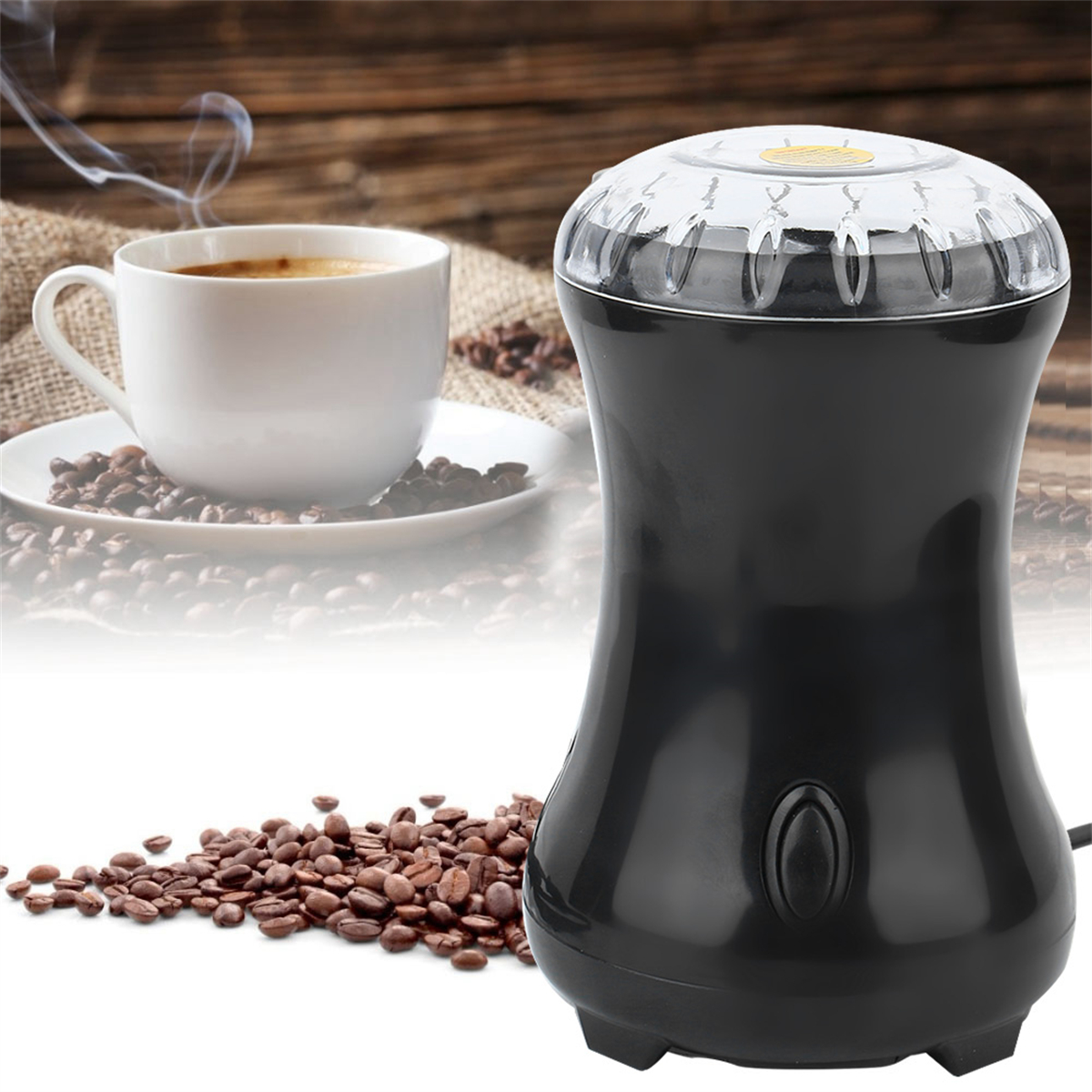 Kaffeemühle mit Kaffeebohnen und einer Tasse Kaffee auf einem Holztisch.