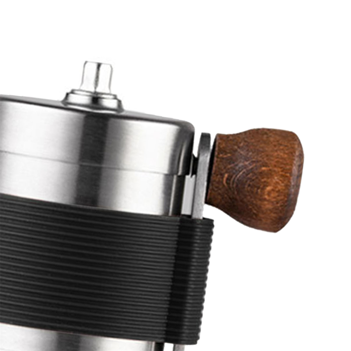 Nahaufnahme einer Kaffeemühle. Sie hat einen Edelstahlkörper, einen Holzgriff und einen schwarzen Griff.