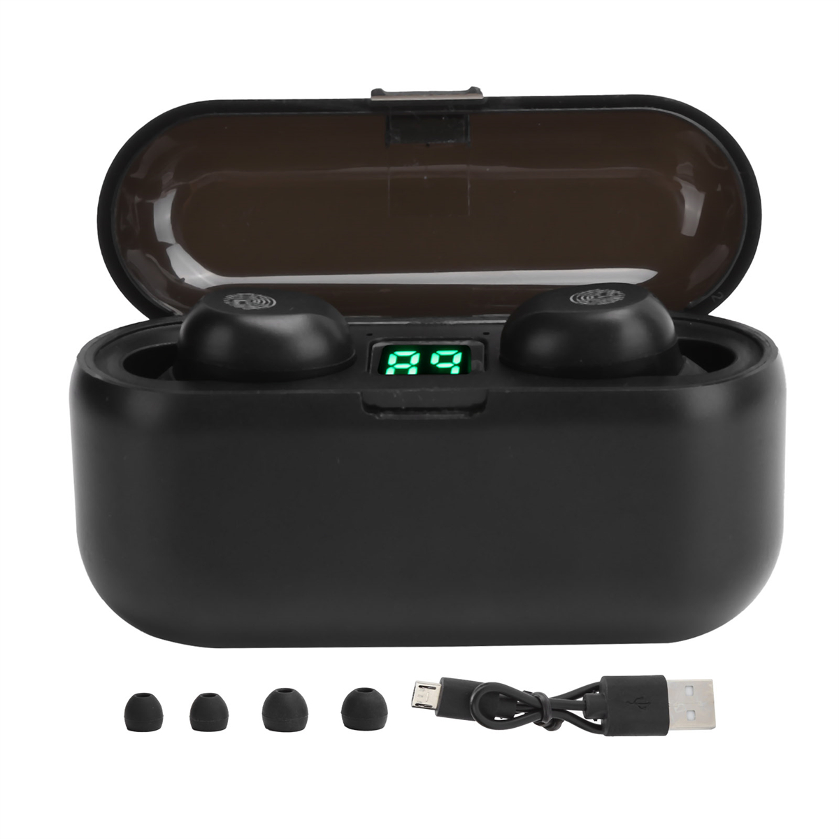Schwarze Ohrhörer im Ladecase und USB-Kabel. Weißer Hintergrund.