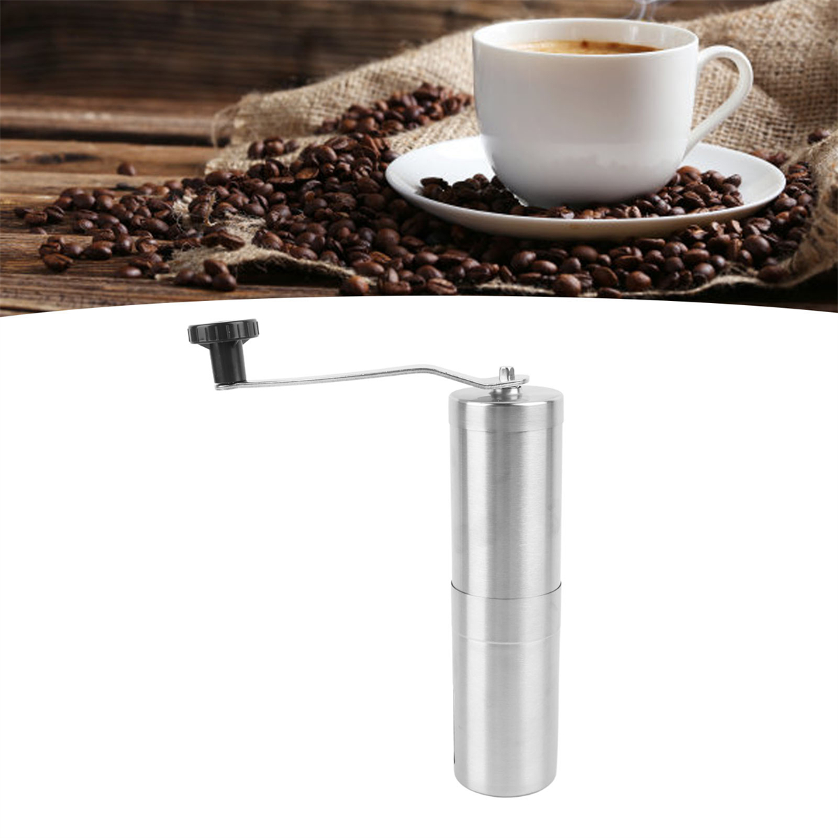 Kaffeebohnen auf einem Jutesack mit weißer Kaffeetasse und Handmühle.