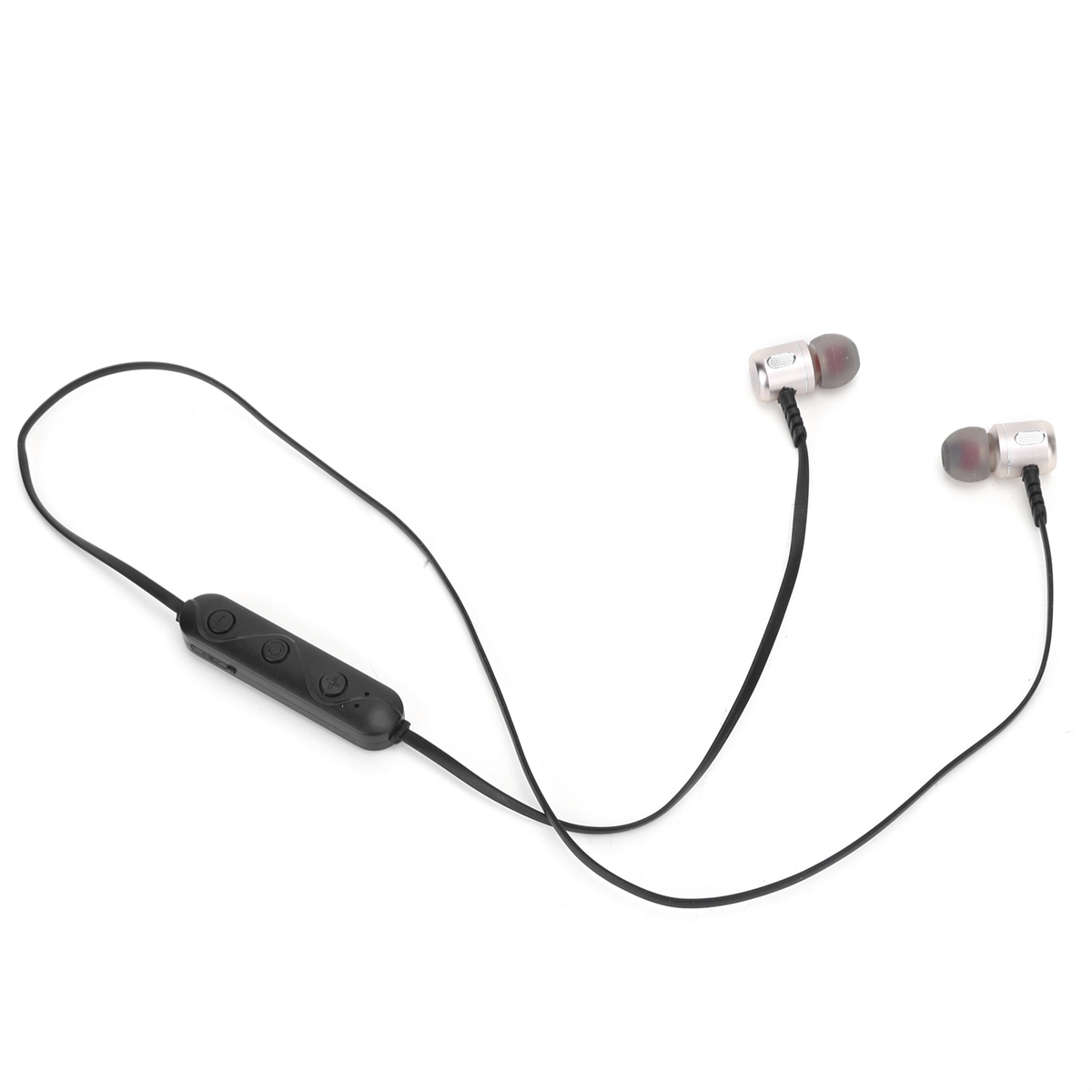 Schwarze und silberne Ohrhörer mit Steuermodul am Kabel, vor weißem Hintergrund.